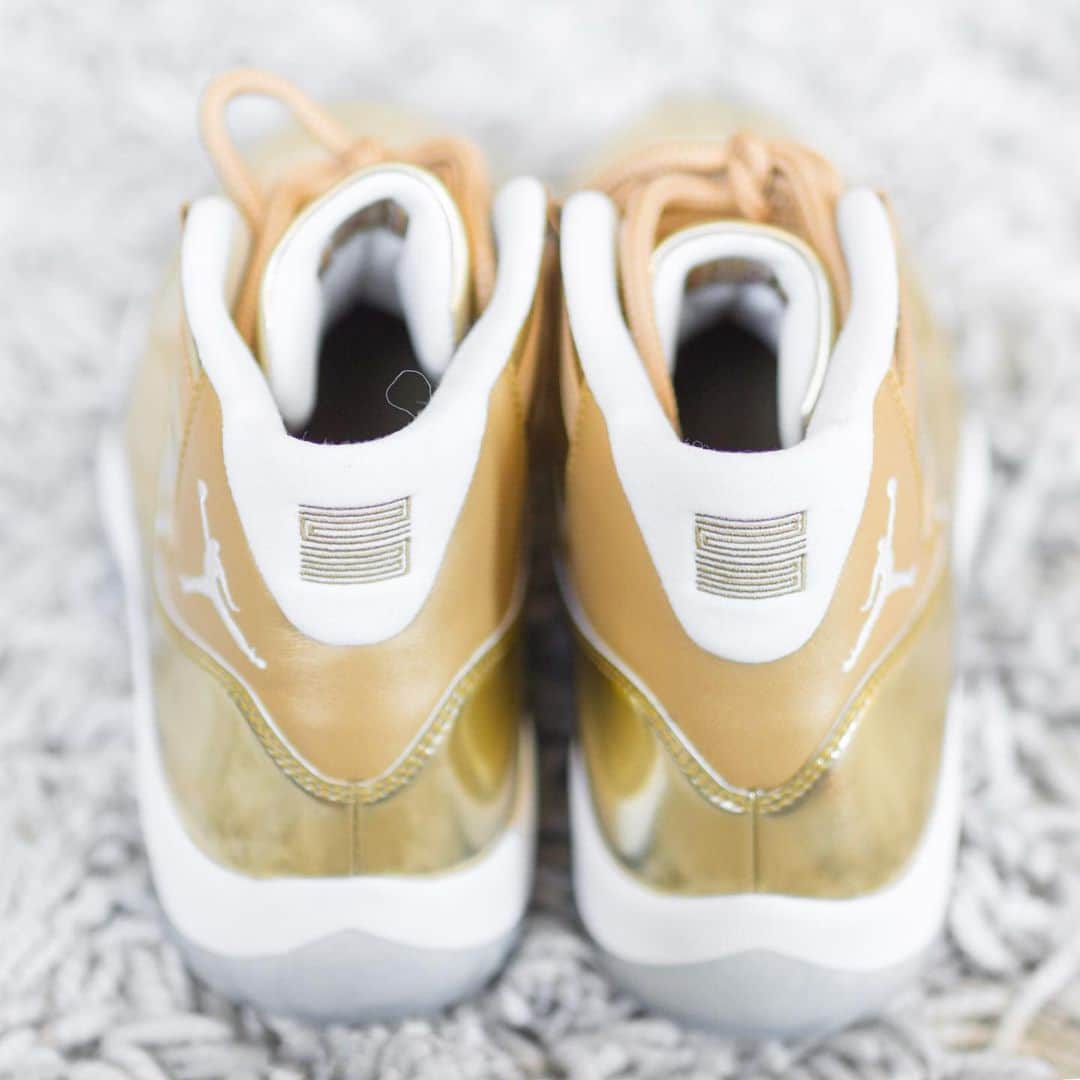 HYPEBEASTさんのインスタグラム写真 - (HYPEBEASTInstagram)「@hypebeastkicks: Here’s a closer look at an unreleased sample of @champagnepapi‘s golden @welcomeovo Air Jordan 11s. It sports a high-shine reflective metallic gold upper, a crisp white midsole, an icy sole unit with gold glitter flakes and various @jumpman23 motifs. It’s rumored that only ten copies exist and that there are no plans for a wider release. Swipe for a closer look at it.⁠⠀ Photo: @englishsole」2月18日 18時47分 - hypebeast