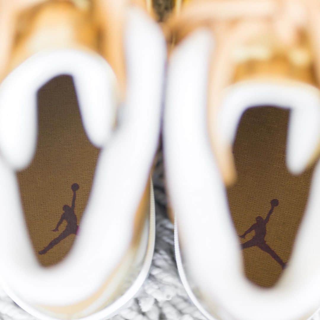 HYPEBEASTさんのインスタグラム写真 - (HYPEBEASTInstagram)「@hypebeastkicks: Here’s a closer look at an unreleased sample of @champagnepapi‘s golden @welcomeovo Air Jordan 11s. It sports a high-shine reflective metallic gold upper, a crisp white midsole, an icy sole unit with gold glitter flakes and various @jumpman23 motifs. It’s rumored that only ten copies exist and that there are no plans for a wider release. Swipe for a closer look at it.⁠⠀ Photo: @englishsole」2月18日 18時47分 - hypebeast