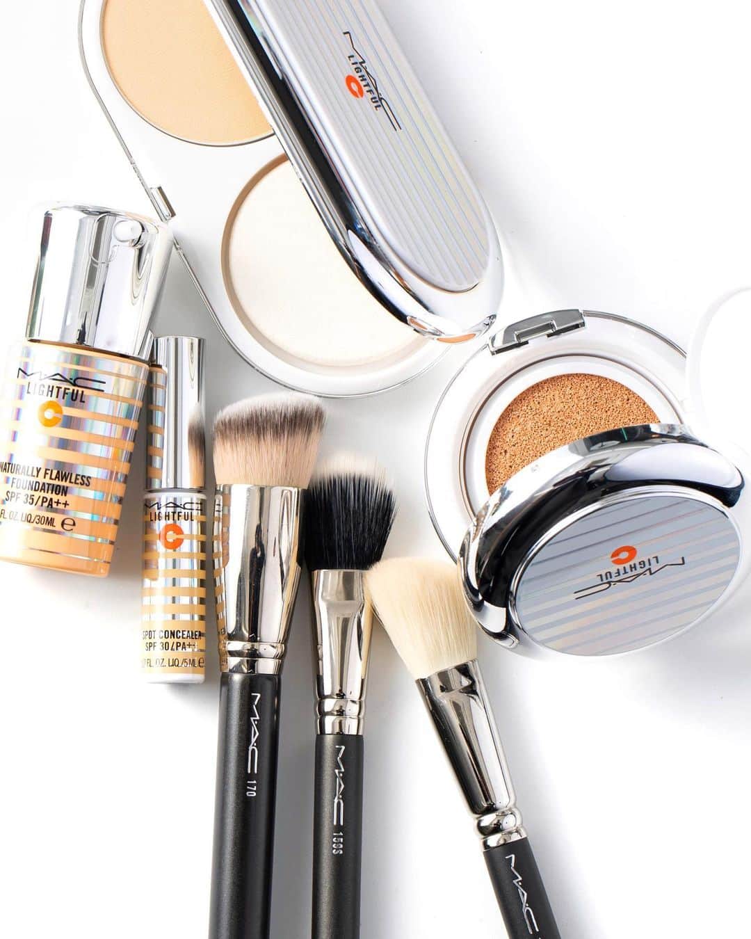 M∙A∙C Cosmetics Japanのインスタグラム：「春はもうすぐそこ🌸ベースメイクを見直して、﻿輝くツヤ肌を手に入れませんか？﻿ ﻿ ﻿ スポットライトをフルに浴びたような美肌をかなえるライトフル C シリーズ✨パウダーからリキッド、クッションまで、お好きなタイプを選んで、透明感のあるツヤマット肌へ。ブラシ使いでプロ仕様の仕上がりに✨ ﻿ ﻿ 【期間限定キャンペーン開催中】お好きなファンデーション製品を含む8,250円(税込)以上お買い上げの方にはオリジナルLEDミラー(数量限定)をプレゼント🎁﻿ ㅤ﻿ ﻿ ※M・A・C公式オンラインショップでのプレゼントは限定数に達したため終了いたしました。﻿ ※プレゼントはお1人様1会計につき1個までとなります。 ﻿DESIGN:﻿ M·A·C ARTIST RINO KASAI @rino416﻿ HATSUO ARISAKA @ari_h2o @macpro_tokyo  PHOTO:﻿ @takaki_iwata﻿  ㅤ﻿ ﻿ #MACLightfulC #SpotlightReady #MACライトフル #MACCosmeticsJapan #MACコスメ #MACCosmetics #コスメ #メイク #ファンデ #ファンデーション #リキッドファンデーション #ベースメイク #カバー力 #ツヤ肌 #ツヤ #テカらない #makeup #basemakeup #cosmetics #foundation #beauty﻿」