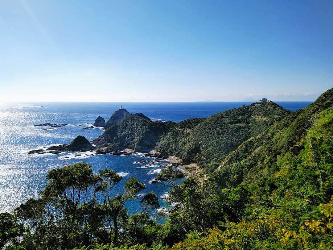 旅行比較サイト・トラベルコ 理想の旅を、いちばん安く。さんのインスタグラム写真 - (旅行比較サイト・トラベルコ 理想の旅を、いちばん安く。Instagram)「＼遠くて遠くて、最果て感がハンパない！／﻿ ﻿ ここは #九州 #鹿児島県 にある #本土最南端 の #佐多岬﻿ ﻿ 鹿児島市内からでもフェリーや車などを乗り継いで3時間近くはかかる、大隅半島のいちばん南にある岬！　鹿児島の方言で、端っこを意味する「すんくじら」という言葉があるのですが、佐多岬はまさにそんな最果ての場所です👀﻿ ﻿ さて、佐多岬の展望台に立ってみると、目の前に水平線が広がり、地球が丸いことを改めて実感できます！﻿ 天気が良ければ、海上には種子島や屋久島を望むことができ、右手の薩摩半島側には“薩摩富士”とも呼ばれている #開聞岳 の美しいシルエットも🗻﻿ 岬の先端、大輪島の上には佐多岬灯台が建っていて、遠目に見せる丸くて白い帽子をかぶったような姿が、なんだかちょっぴりキュートです♪﻿ ﻿ ちなみに、佐多岬がある場所は北緯31度。駐車場の近くには、北緯31度ラインを示すモニュメントがあります。バイクで本土最南端を目指して来る人も多いようで、ライダーの人たちも、この北緯31度モニュメントの前で記念撮影していました📷　北緯31度というと、エジプトのカイロや、中国の上海などと同じ緯度。そう考えると、日本の中でも、やっぱり南にいるんだな…と実感します☀﻿ ﻿ また、岬へ向かう遊歩道の途中には、御崎神社という神社があります⛩　なんでも、縁結びにもご利益があるのだとか♥　かつて鹿児島県や宮崎県は新婚旅行で訪れる人が多かったエリア♪　周囲はソテツの木などに囲まれて、南国ムードがただよっている場所ですので、暖かさを求めて佐多岬を旅してみるのもいいかもしれませんよ✨﻿ ﻿ 駐車場のところにある佐多岬観光案内所では、「すんくじらの塩」や「佐多岬到達証明書」なども販売していますので、記念のお土産に買ってみてはいかがでしょうか？﻿ *﻿ *﻿ *﻿ あなたが訪れた旅先での写真に《 @travelko_chan 》《 #トラベルコ 》《 #travelko 》とタグ付けして投稿してみてください！こちらのアカウントで紹介させていただくかもしれません♪﻿ *﻿ *﻿ *﻿ #鹿児島 #佐多岬 #南大隅町 #九州 #本土最南端 #開聞岳 #国内旅行 #kagoshima #travel #trip #japantrip #japantravel #sightseeing #フォトジェニック #旅行好きな人と繋がりたい #写真好きな人と繋がりたい #女子旅 #一人旅 #カメラ女子 #カメラ男子 #photooftheday #followme #instatravel #travelgram #instagood #instaphoto #travelko #トラベルコ #トラベルコちゃん﻿ @minamiosumi_official」2月18日 18時49分 - travelko_official