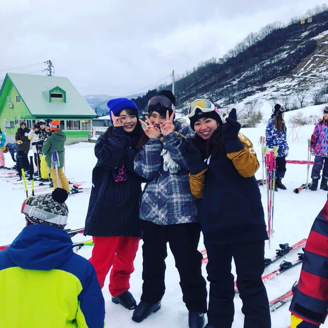 東京スポーツ・レクリエーション専門学校さんのインスタグラム写真 - (東京スポーツ・レクリエーション専門学校Instagram)「こども保育スポーツ科の2年生が、ウィンタースポーツ実習に行っています。 幼児体操企業に就職すると、こども達の引率のために自分もスキーが出来ないと困ります。なので、スノーボードではなく敢えてのスキーなんです。 雪もしっかり降っているようです。  #東京スポーツレクリエーション専門学校 #ジュニアスポーツ指導 #中里スノーウッドスキー場」2月18日 18時59分 - jikeitsr