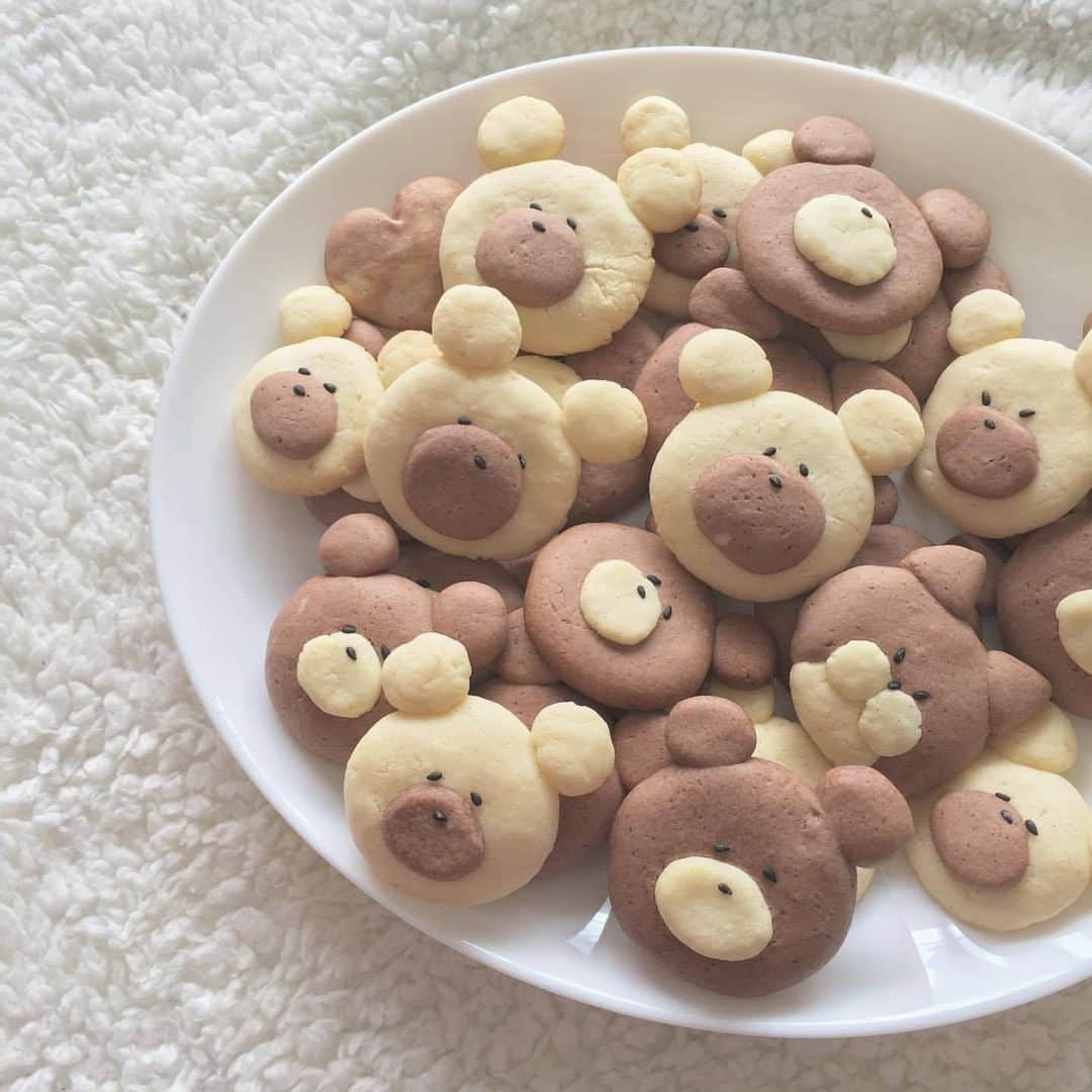 SUCLEさんのインスタグラム写真 - (SUCLEInstagram)「#手作りクッキー  あなただけのかわいい手作りくまクッキー🍪🐻 2色のくまさんがとってもラブリー♥ ゴマのつぶらな目もとってもキュートです🧸  ぜひ参考にしてみてください！  photo by @natto___223n Sucle のBASEにて、Sucleオリジナル巾着ポーチを販売中✨  プロフィールのURLかストーリーズのURLからジャンプできるので、ぜひチェックしてみてください👀  @sucle_ では紹介する写真を募集中👧🏻﻿﻿ ﻿﻿﻿﻿ ﻿﻿﻿﻿﻿﻿﻿﻿﻿﻿﻿﻿ タグ付けやハッシュタグをつけてくれた投稿からもピックアップした写真をリポストしています！﻿﻿﻿﻿﻿﻿﻿﻿﻿﻿﻿﻿﻿ #sucle をつける か このアカウントをタグ付けして投稿してね📸  #クッキー #クマクッキー  #くま #クッキー作り  #手作りお菓子 #手作りクッキー #おいしい #おやつ #おやつ作り #インスタ映え #おかしづくり #クマ #クッキー  #かわいい #おうちおやつ #くまクッキー #クッキー大好き #ココア #クッキングラム #お菓子作り #おかし作り #おきが #手作りプレゼント #置き画くら部 #置き画倶楽部 #おきがくらぶ #置き画くらぶ  #ホワイトデー」2月18日 19時00分 - sucle_