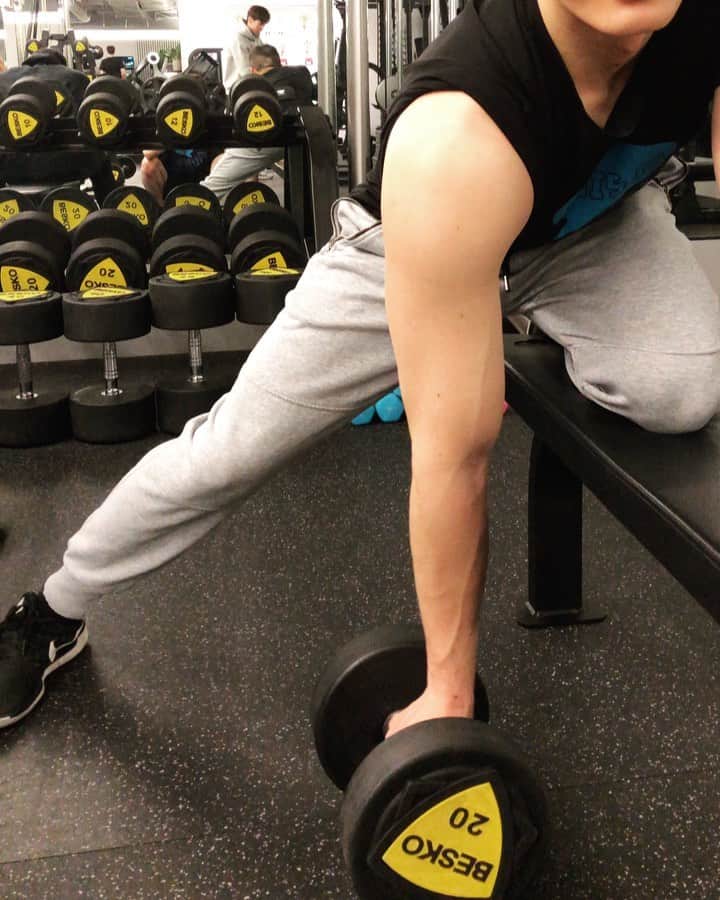 プニエル のインスタグラム：「Back and biceps today!  W/ @lm__91 & @hyunwoo0118  오늘은 등이랑 이두 !」