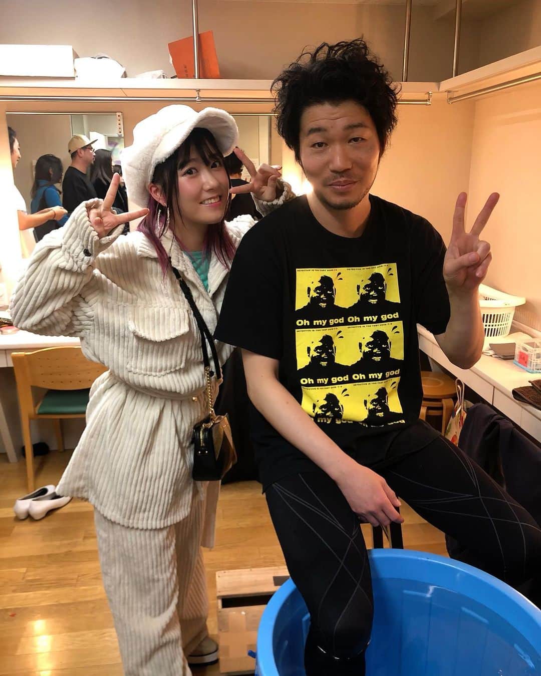 夏奈子のインスタグラム：「シアターコクーンにて 泣くロミオと怒るジュリエットを観てきました❤️ キャストさんも本当に豪華で お話にもお芝居にも 胸がギューってなって ずーっとギューってなって キュンキュンして、 泣いて、笑って、 泣き笑いして、 時代も感じられて、 明日があること、 家族や、友達や、自分と関わってくれる全ての人に 感謝の気持ちでいっぱいになった。 スーッとひきこまれました！  迫力があって ほんとにお芝居がステキで エネルギー感じられて舞台っていいなって 思わせてくれる作品でした❤️ 写真は昔から仲良くしてもらってる兄さん高橋努さんと＾＾ 強面ですがとても優しくて 面白い方です🤣笑　 ほんとお酒強い。笑  むーくん(努さん) も最高でした！！ 身体をかなり使う役なので 公演後はアイシングしてました💦 身体が心配ですが、 エネルギーすごいから 大丈夫だと思います！！ 残りの公演も頑張ってね‼️‼️ ステキな作品を見させてくれてありがとうございました！  毎日満員でチケット取れるかわからないですが… みなさんも是非 見に行ってみてください＾＾ みなさん、 いつもありがとうございます‼️ #シアターコクーン #シアターコクーンbunkamura  #泣くロミオと怒るジュリエット  #高橋努 #感動 #身体お大事に #ありがとうございました」
