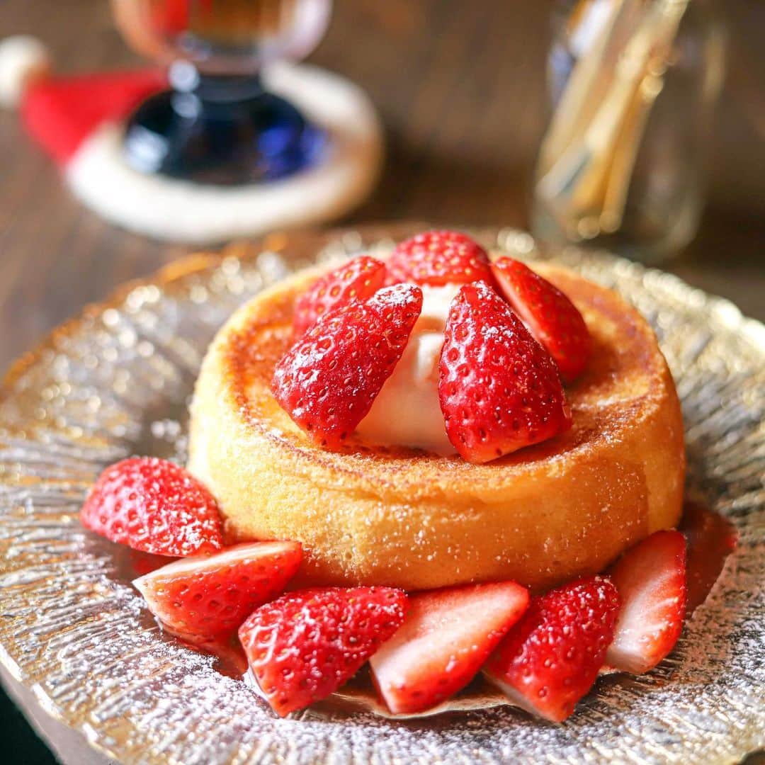 のインスタグラム：「. .  cafe tocco @cafe_tocco  触れた瞬間に “じゅわっ…”っと 音が響くのだけど そのシズル音が たまらなく美味しい "バターシフォンケーキ”に いちごを添えて🍓  #cafetocco #sweets#shizuoka」