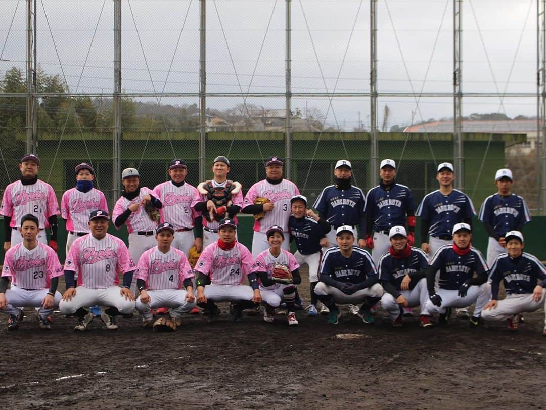 上杉あずさのインスタグラム：「. 2/16(日) VS BABERUTH(@baberuth.official ) #プライドジャパン甲子園 で昨年日本一になった #北九州 の #草野球チーム #ベーブルース さんと練習試合⚾️ BABERUTH ３－２ PORKS たくみさんの同点打で追いつくも、さすが日本一チームは簡単に終わらせてくれません！エース不在という中で、さすがの選手層。一つ一つの指示や連携も凄いなぁと思うことばかり。 そんな中で、うちのゲーム監督を務めるキャプテン･げんたろう君も、チームのことをよく見て指示出しや声掛けをしてくれて、みんなも奮闘して、すごくいい試合が出来ました。 やはり強いチームと戦うことで学ぶことたくさん！とても有難い機会でした！ベーブルースさん、ありがとうございました☺️⚾️またよろしくお願いします🙇‍♀️ #baseball #games #training #fukuoka #kitakyushu #teams #challenge #match #hardbankporks #baberuth #pride #japan #koshien #2020 #readytodream #letsgo #tournament」