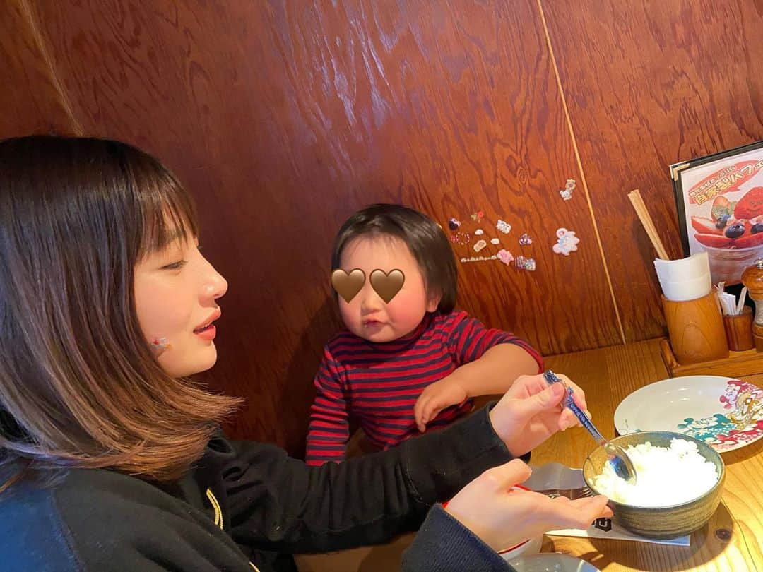 岸野里香さんのインスタグラム写真 - (岸野里香Instagram)「焼肉屋で可愛いシールを壁と顔に貼りながら卵スープと白ご飯食べてる謎の画🍴笑🥚🍚🤍ハンバーグも食べた息子は満足気お腹ぽんぽん🤤 post投稿してなさ過ぎて改まってしまう件wだから不意な写真も投稿していくことにした😂 私もiPhone11pro📱に変えたい🥱画質神」2月18日 19時02分 - rikakishino_official