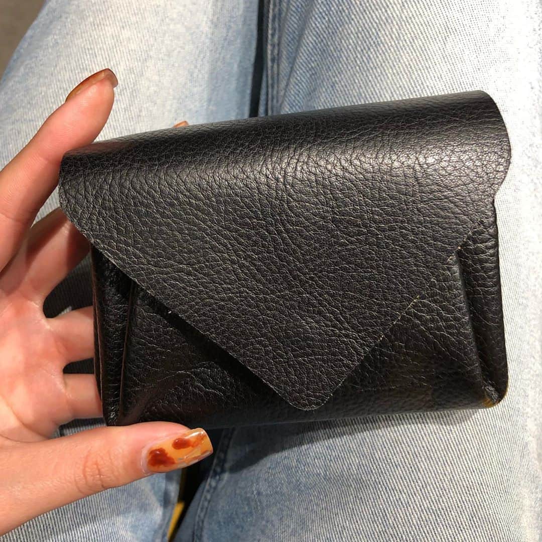 ケリーアンのインスタグラム：「やっと新しいお財布げっと〜🍊 嬉ぴー！✨運気上がりそう」
