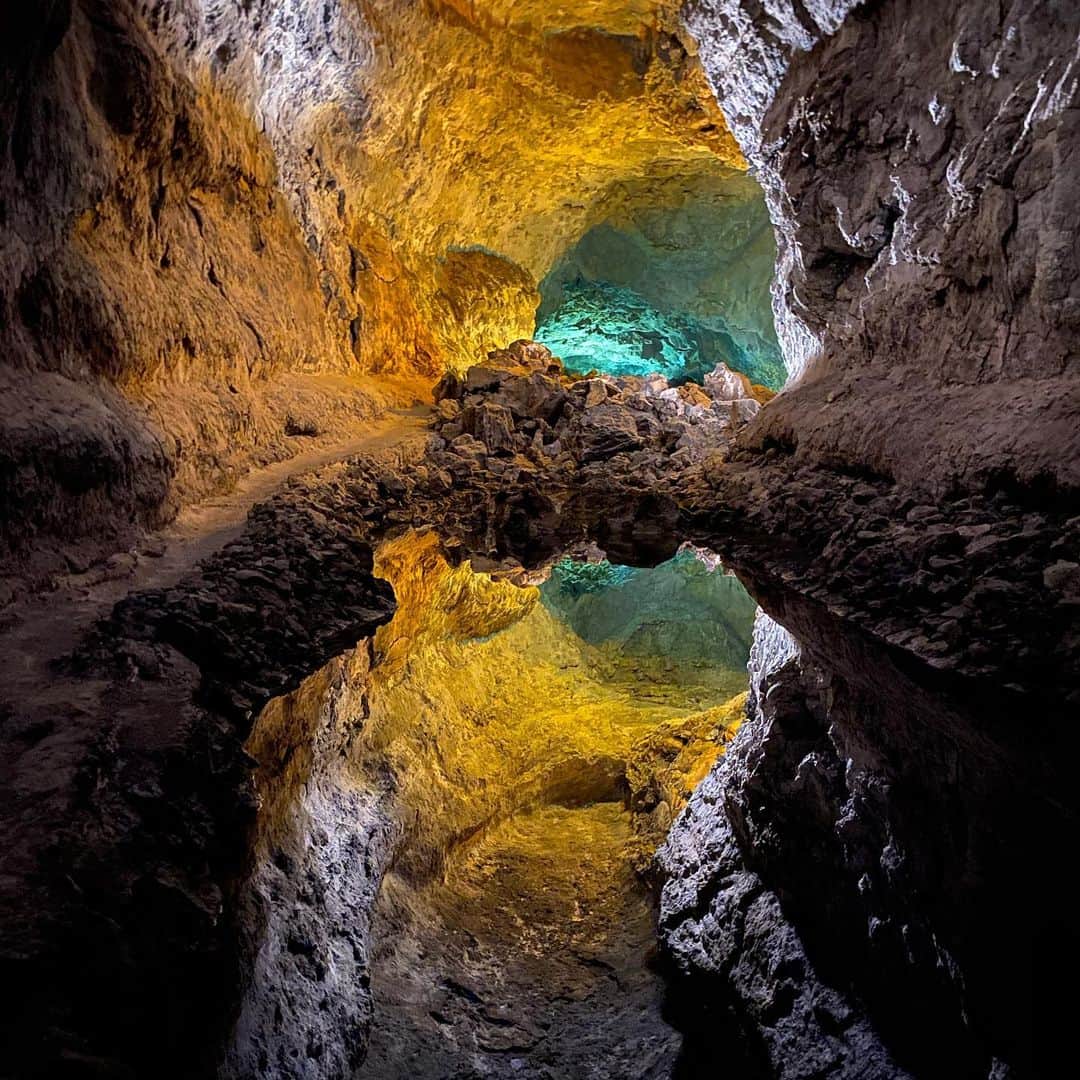 口笛とピアノさんのインスタグラム写真 - (口笛とピアノInstagram)「ティマンファヤの火山の次は #ベルデ洞窟 リアルインディジョーンズ感溢れる洞窟を抜けると、そこにはステージが…？！ . #新婚旅行 #honeymoon #洞窟 #cave #cueva #cuevadelosveldes #カナリア諸島 #canarianislands #スペイン #spain #ランサローテ #lanzarote #旅行 #旅行好きな人と繋がりたい . #口笛 #世界チャンピオン #大阪国際音楽コンクール #最高位 #アルカス #ピアノ #コンクール #グランプリ #ピアニスト #インスト #サントラ #earsigher #イアサイア」2月18日 19時05分 - earsigher