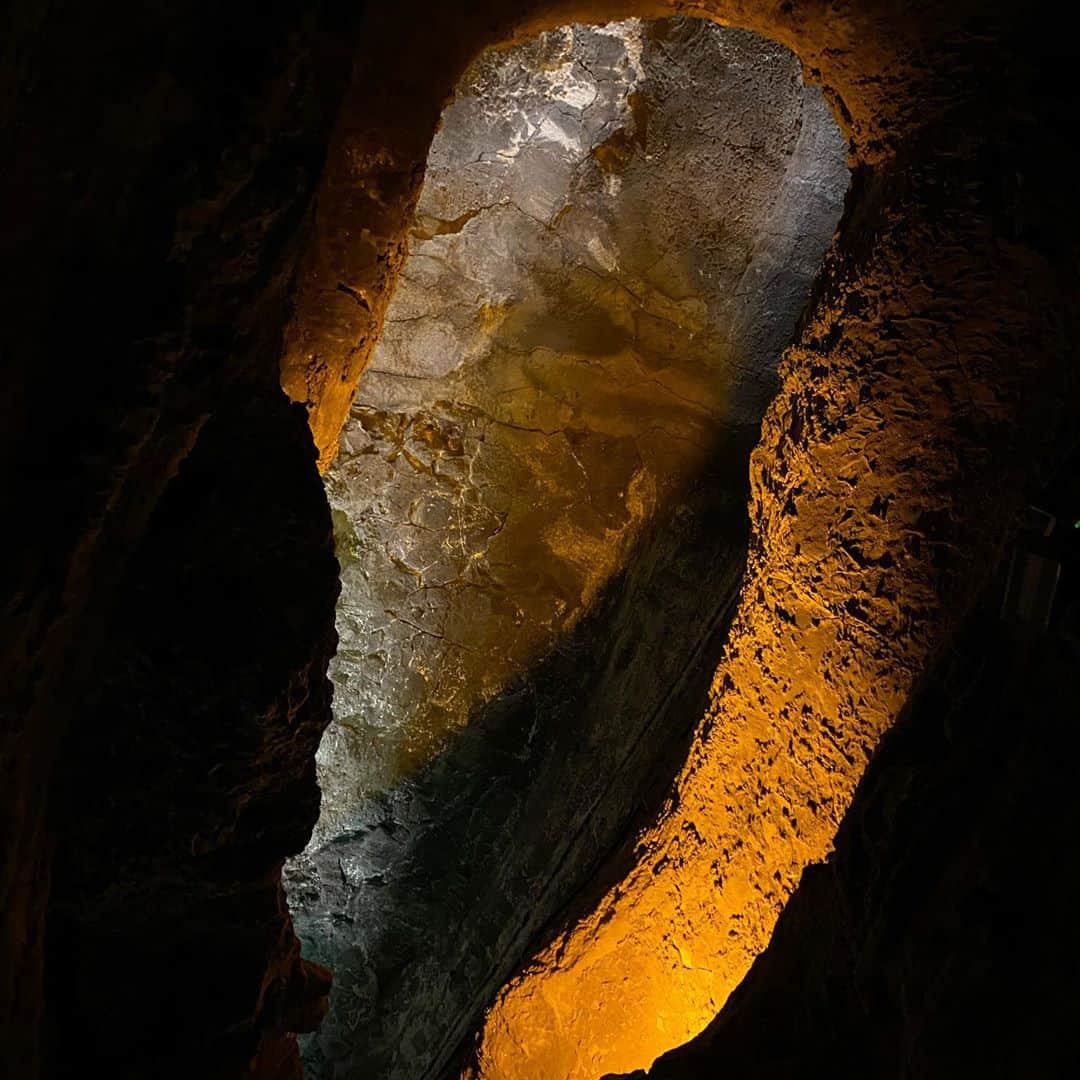 口笛とピアノさんのインスタグラム写真 - (口笛とピアノInstagram)「ティマンファヤの火山の次は #ベルデ洞窟 リアルインディジョーンズ感溢れる洞窟を抜けると、そこにはステージが…？！ . #新婚旅行 #honeymoon #洞窟 #cave #cueva #cuevadelosveldes #カナリア諸島 #canarianislands #スペイン #spain #ランサローテ #lanzarote #旅行 #旅行好きな人と繋がりたい . #口笛 #世界チャンピオン #大阪国際音楽コンクール #最高位 #アルカス #ピアノ #コンクール #グランプリ #ピアニスト #インスト #サントラ #earsigher #イアサイア」2月18日 19時05分 - earsigher
