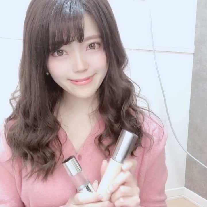 のインスタグラム：「私の簡単ツヤ肌メイクをまとめてみたよ🥰﻿ ﻿ 使ってるのは﻿ #IPSA の #リテススチャリングファウンデイション  100と #クリエイティブオイル のシアーゴールド♥﻿ ﻿ ファンデ（4500円）﻿ SPF25 PA＋＋﻿ ﻿ クリエイティブオイル（2500）﻿ ファンデ前や後から重ね付けにも🙆🏻👌✨﻿ ゴールドは光沢のあるツヤ﻿ エアリーホワイトはサラッとした肌とツヤ﻿ にしてくれるよ🥰﻿ ﻿ 私は最初からファンデに1.2滴混ぜてます♬︎♡﻿ ﻿ 毛穴もしっかりカバーしてくれるし伸びがよくてファンデを塗るときに肌にスルスル馴染んでいくから気持ちいいの(*´﹃｀*)❤﻿ ﻿ この間友達にもオススメのプレゼントある？って聞かれてオイルをすすめたよ🥰﻿ 手持ちのファンデとも勿論合わせられるから優秀すぎる🥺❤ #イプサ #デパコス #ファンデーション #ファンデ #ツヤ肌 #ツヤ肌メイク #ツヤ肌ファンデ #オイル #美肌 #美肌になりたい #コスメすきな人と繋がりたい #美容 #美容好きな人と繋がりたい #コスメレポ #メイク動画 #メイクテク #簡単メイク動画 #簡単メイク #看護師 #時短メイク #リキッドファンデーション #韓国通販 #韓国ファッション #マカロンニット #コスメ好きさんと繋がりたい #コスメ垢 #あかりメイク」