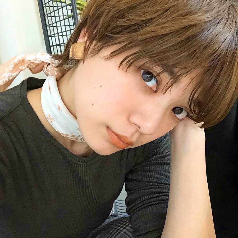 石川瑠利子のインスタグラム：「. . gemini lipstickの新色💄  アンバーが最近のお気に入り🥳 イエローベージュだよ💕使いやすい色味でヘビロテ決定です🙆🏻‍♀️✨✨ . . #gemcosmetics #cosme #instabeauty #lipdgem」