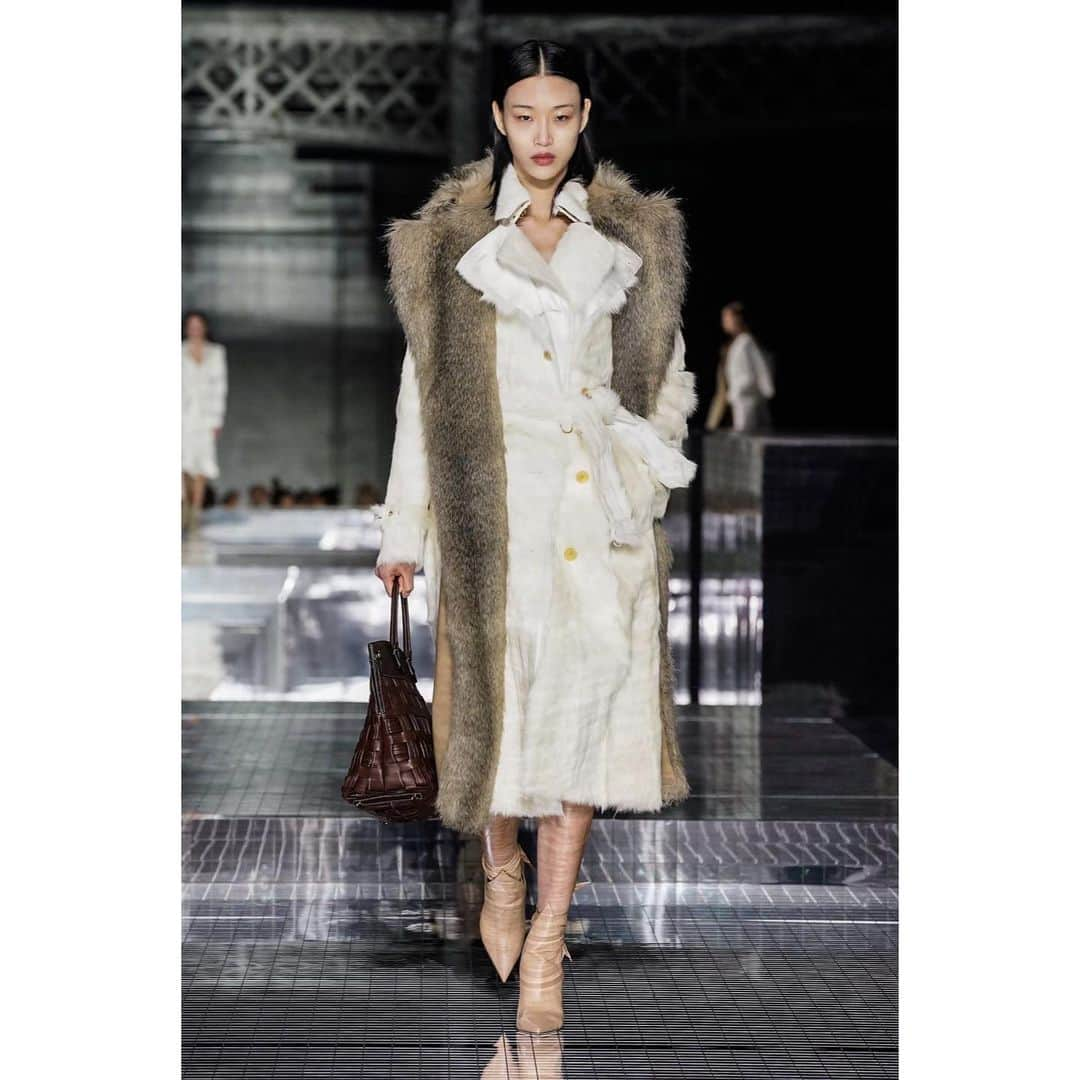 ソラ・チョイさんのインスタグラム写真 - (ソラ・チョイInstagram)「@burberry F/W 2020 #최소라 #sorachoi  @romanyoung  @fordmodels  @wilhelminamodels  @special_management  @yg_kplus  #AsianModel #KoreaModel」2月18日 19時20分 - sola5532