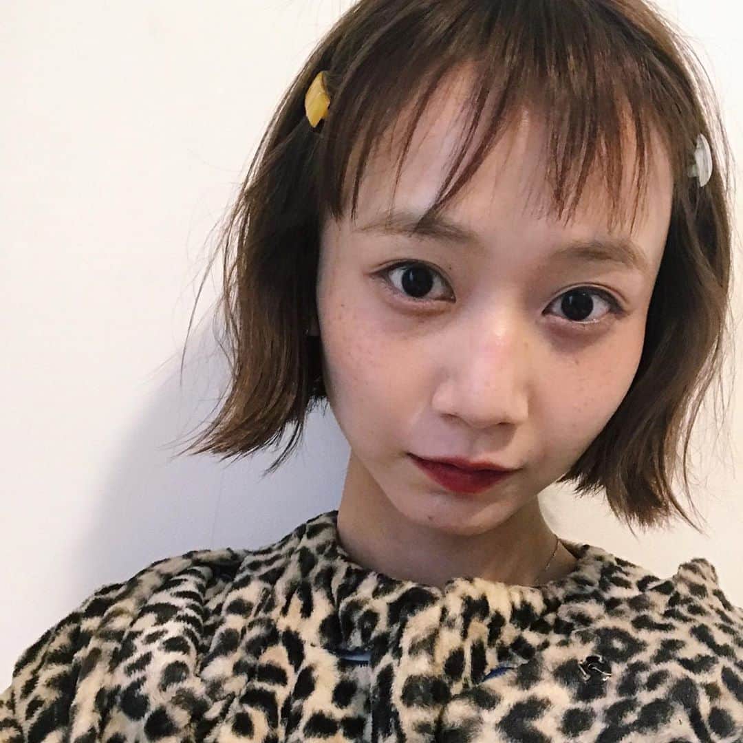 のインスタグラム：「久しぶりに自撮りを載せてみますのです。今日、あやさんにもらったピンをさっそくつけました♡ちっこいのちょこんとつけるのかわゆすなぁ🥳 #mito_natsume」