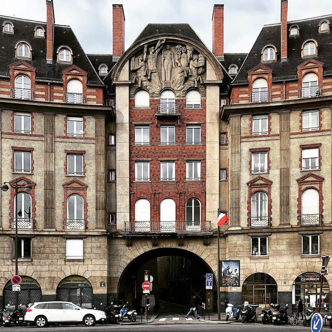 tsuno2noのインスタグラム：「18.February.2020 Quai de Conti🇫🇷 . #ザ壁部 #igersjp #instagram #こんななの #minimalint #9minimal7 #ic_minimal #arkiminimal #rsa_minimal #indies_gram #tv_simplicity #jj_minimalart #arte_minimal #タグキング👑 #minimalmood #shotoniphone #soulminimalist #indies_minimal #minimal_greece #instagramjapan #buildingstylesgf #ig_minimalshots #たいにーぴーぽー #unlimitedminimal #paradiseofminimal #minimal_perfection #ihaveathingforminimal #LOVES_UNITED_MINIMAL .」