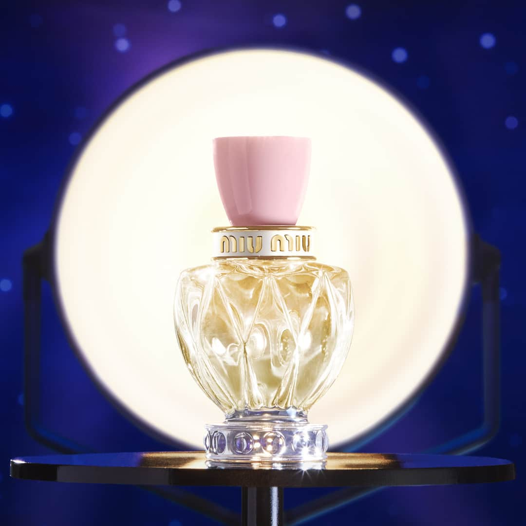 Miu Miuさんのインスタグラム写真 - (Miu MiuInstagram)「Twist Eau de Toilette.  Introducing Miu Miu Twist Eau de Toilette, a brighter sequel to the original #MiuMiuTwist. A joyfully fresh twist on an icon.  Discover more via link in bio.」2月18日 19時30分 - miumiu