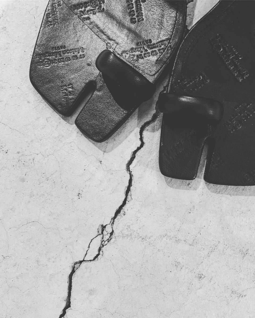 鑑田幸代のインスタグラム：「クルクルストラップタビサンダル🖤 #maisonmargiela  #TABI #tabi  #juqui」