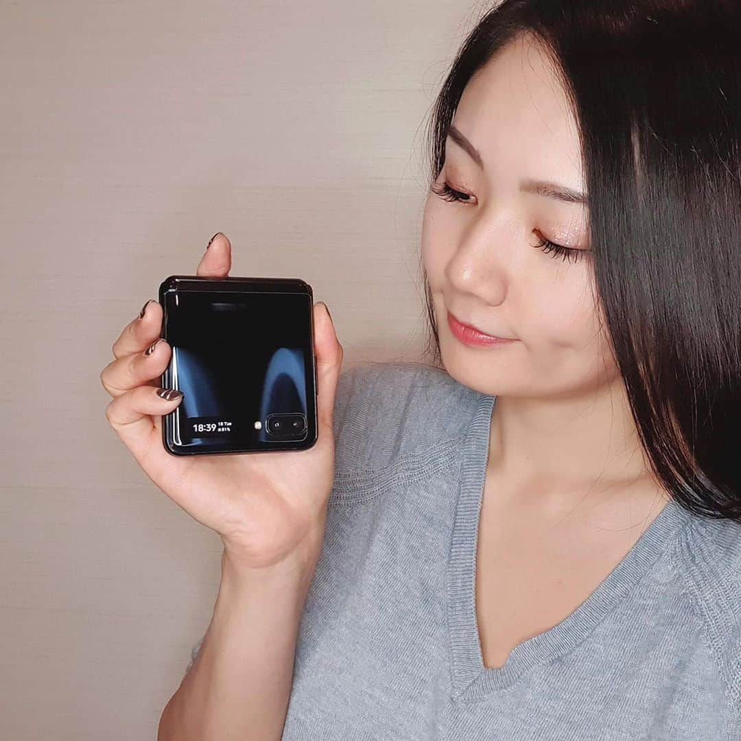 Ayanoさんのインスタグラム写真 - (AyanoInstagram)「画面が縦に折りたためるスマホ「Galaxy Z Flip」の開封動画撮りました🖤お楽しみに〜！（編集がんばる） Unboxing video is coming very soon😉🖤 #GalaxyZflip #Samsung @samsungmobile @galaxymobilejp」2月18日 19時49分 - ayanotdo