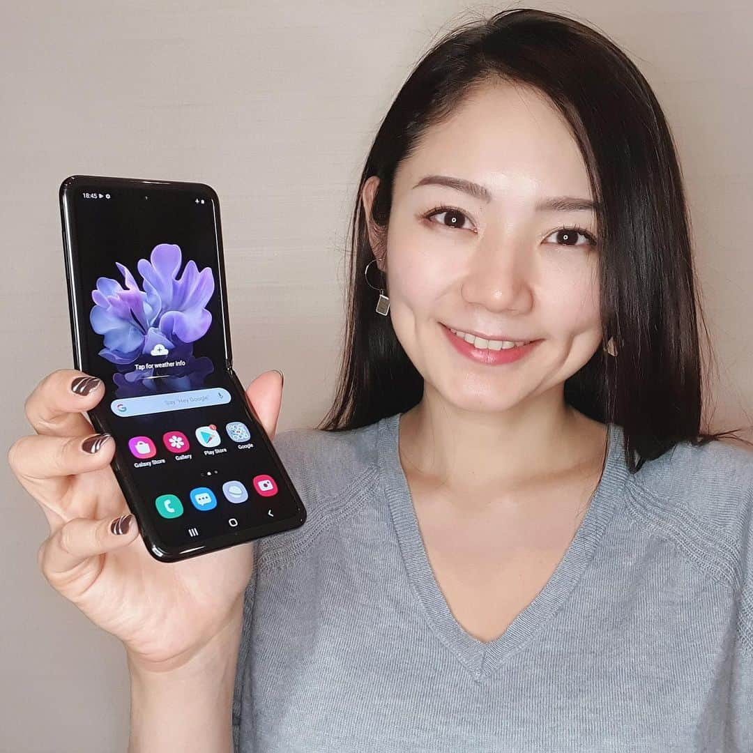 Ayanoのインスタグラム：「画面が縦に折りたためるスマホ「Galaxy Z Flip」の開封動画撮りました🖤お楽しみに〜！（編集がんばる） Unboxing video is coming very soon😉🖤 #GalaxyZflip #Samsung @samsungmobile @galaxymobilejp」