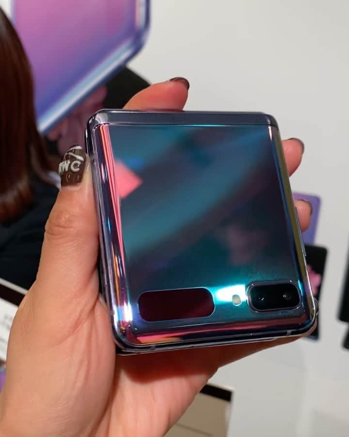 Ayanoのインスタグラム：「ぱっかーん💜Mirror Purpleゲロかわ😍💜 ドコモのNシリーズユーザーだった世代にはドンピシャのパカパカスマホ📱✨ #GalaxyZFlip #Samsung @samsungmobile @galaxymobilejp」