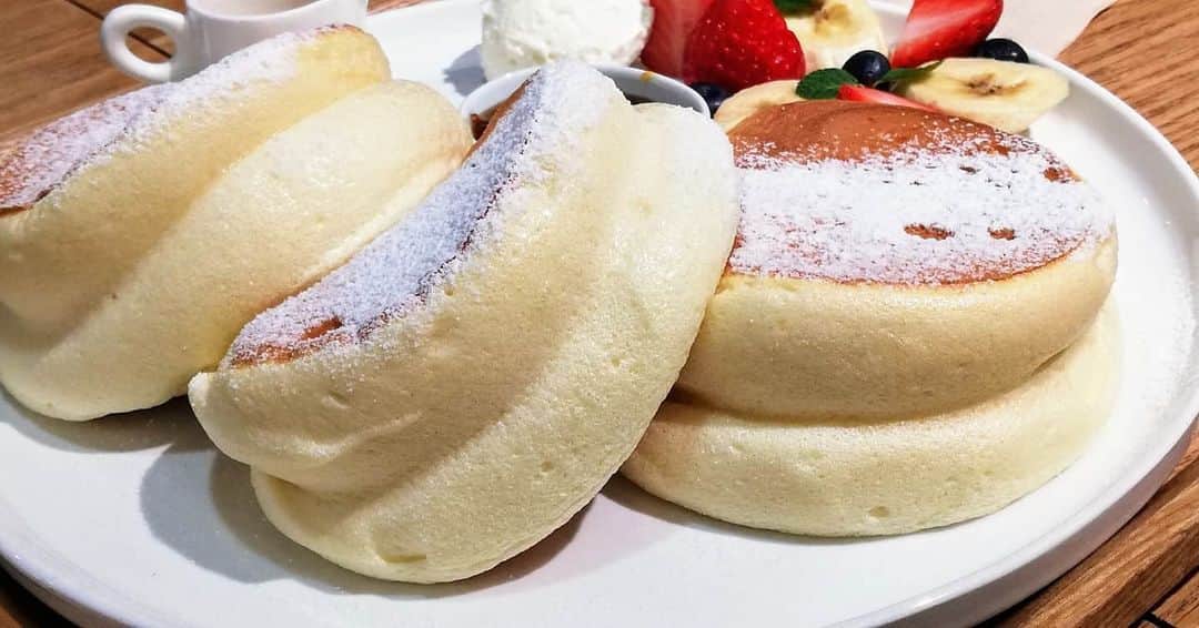 REIKAさんのインスタグラム写真 - (REIKAInstagram)「. ふわぁ(｡♡‿♡｡)❤ パンケーキの破壊力凄すぎて見てるだけで幸せ❤ 美味しすぎて幸せ❤ . . #パンケーキ #pancake #パンケーキ部 #innisfree #korea #韓国 #明洞 #Myeongdong #REIKAの食レポ」2月18日 20時09分 - reika_japan