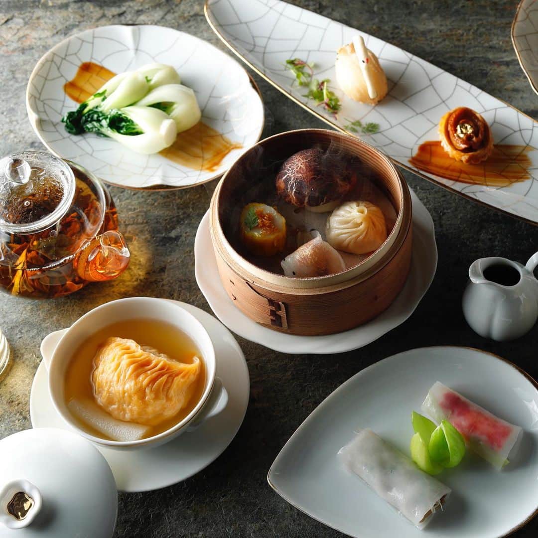 THE WESTIN TOKYO | ウェスティンホテル東京さんのインスタグラム写真 - (THE WESTIN TOKYO | ウェスティンホテル東京Instagram)「広東料理「龍天門」の気鋭の点心師が繰り出す、フォアグラ、トリュフ、タラバ蟹など高級食材を堪能できる芸術的な点心ディナーはいかがでしょうか😋  3月15日（日）まで期間限定で、「点心と中国茶ペアリングディナー」をご提供します。 中国茶のソムリエともいえる、評茶員の資格を持つプロフェッショナルがご提案する中国茶とともに、特別な点心メニューをお楽しみください🥟  また、3月29日（日）にはその日限りの特別点心メニューを中国茶ペアリングでご堪能いただくワンデーイベントを開催します✨  詳細はプロフィールの🔗リンクより👉👉 ..... Experience an all-new tea pairing dim sum experience at Ryutenmon - for a limited time only, treat yourself to our innovative and artistic dim sums prepared by our longstanding dim sum master Hokuto Amino using prized ingredients such as foie gras, truffle, and red king crab, all perfectly paired with premium tea selections handpicked by our tea sommelier Ayaka Okamura😋  Also, join us on 3/29 (Sun) for a one-day-only bespoke lunch menu featuring a special marriage of Chinese tea and dim sum🥟  More details via our bio link🔗 ...... #ウィスティン東京 #飲茶 #広東料理 #グルメ #香港 #本場香港 #点心 #ウェスティンホテル #ウェスティン #ホテル #中華料理 #セイロ #お茶 #中国茶 #ウィスティンホテル東京 #WestinTokyo #westinhotel #thewestintokyo #hotel #tokyo #ebisu #lunch #Cantonese #Chinesefood #travelandleisure #dimsum #wagon #hongkong #Chinesetea #tea」2月18日 20時03分 - westintokyo