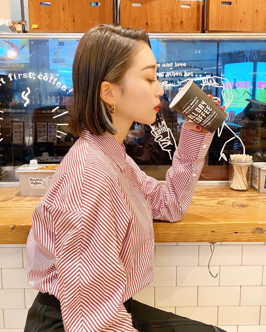 梅谷安里さんのインスタグラム写真 - (梅谷安里Instagram)「寒いのわかってるけど それでもシャツが好き❤️笑 髪ちょっと伸びたなぁ〜！！！ #cafe#alldaycoffe #fashion」2月18日 20時03分 - anriworld