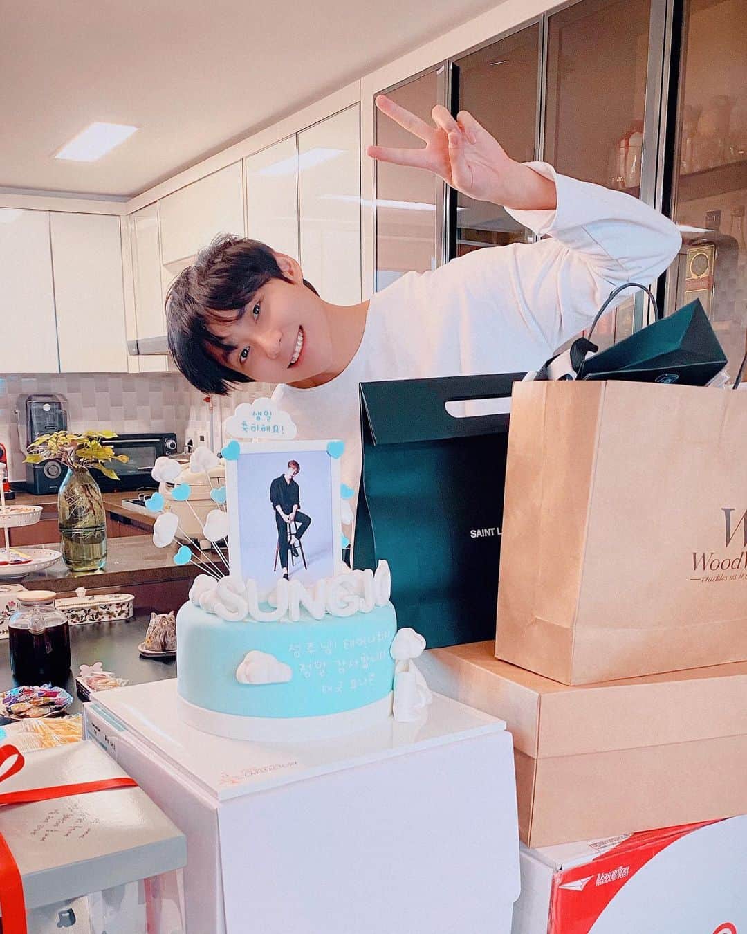 ソンジュのインスタグラム：「생일 축하해준 유니콘들 너무 고맙구 사랑해요~~^^!」