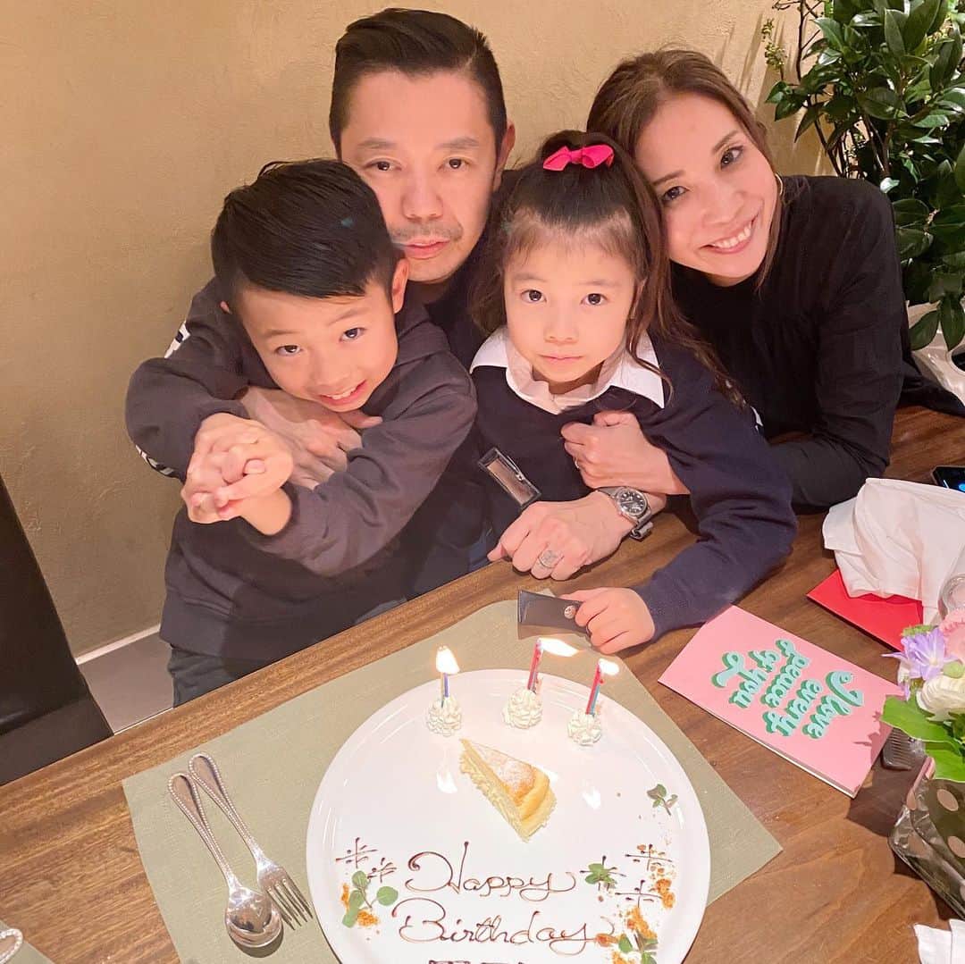 西山美希子さんのインスタグラム写真 - (西山美希子Instagram)「先週のバレンタインデイ❤️パパのお誕生日でした。子どもたちは、チョコをもらって配って、わたしはパパのお誕生日ケーキ焼いたり、ドタバタな一日でしたが、ディナーは家族４人でのんびりディナー✨愛が溢れる幸せな日でした。お誕生日おめでとう🎂」2月18日 20時18分 - mariaclove