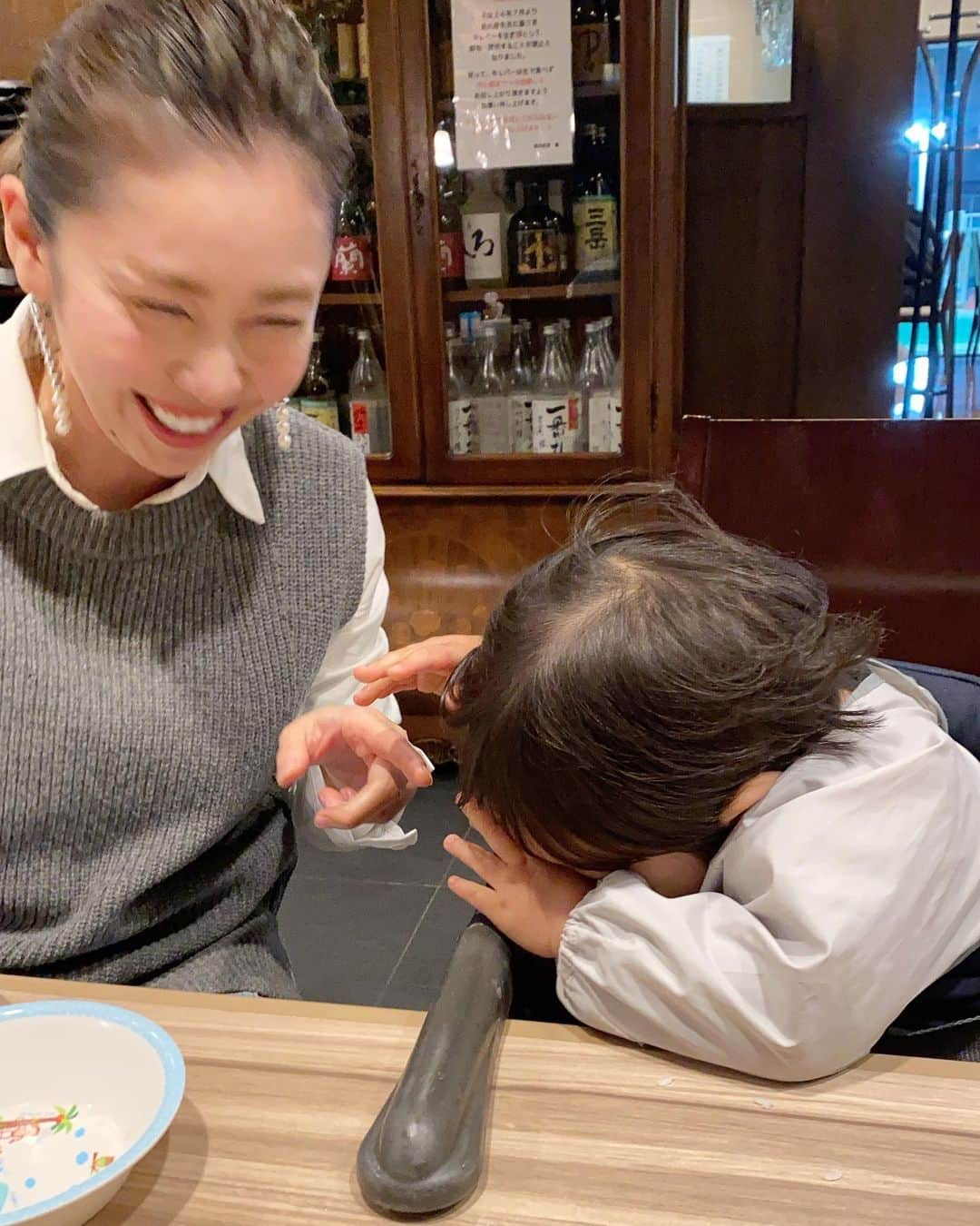 松本亜希さんのインスタグラム写真 - (松本亜希Instagram)「・ 今夜は、最近食べたくてたまらなかった焼肉へ🥩 息子もお肉が1番好きなので、どえらい食べてた😂 夫が私と息子のLOVELOVE写真を連写してくれました✌️😍 ・ 1枚目の写真の息子見てください。 ご飯粒ついとるやないかい‼️🤣 #食いしん坊　 _________________________________________ #1歳4ヶ月 #love #息子 #10月生まれ  #男の子ママ #aki_mamalife #焼肉」2月18日 20時16分 - m_akiron