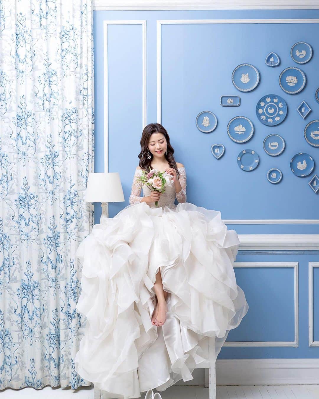 のインスタグラム：「去年末に、韓国へフォトウエディングに行ったデータがようやく届きました😌💓 前撮りという形で今回わざわざ韓国へ行って撮ったわけですが、結論から言うと本当に良かったです👏🏻 大満足な一生に残る写真が撮れました。 旦那さんは待ち時間やポージング含め、大変だったと思うけど💦 それでもこうして出来上がった写真を見て夫婦の良き思い出になったなと感じます。 若い世代にはまぁまぁ浸透している韓国フォト、もし悩まれている方がいれば前向きにおすすめします🙆🏻‍♀️！ 日本では撮れないような、こだわりの背景とドレスと撮影技術で新郎新婦をフォローしてくれます💍 親身になってドレスやタキシード、小物を選んでくれた언니、ずっと優しくサポートしてくれた通訳さん、最後まで写真にこだわってカメラを向けてくださったカメラマンさん、皆さんとっても良くしてくださいました🙏🏻✨ 一生に一度の最高のフォトウエディングになりました👰🏻🤵🏾！ ・ #韓国 #前撮り #韓国フォトウェディング  #maystudio #ウエディングドレス  #ウエディングフォト  #花嫁」