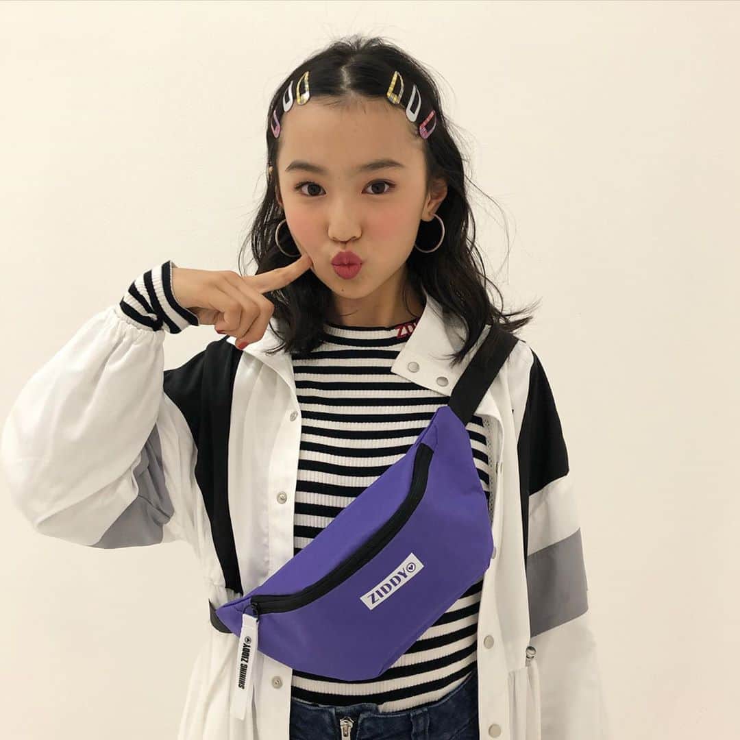ニコ☆プチのインスタグラム：「もうすぐニコ☆プチ4月号発売💗 ふろくは…なんとっ… 使えること間違いなしすぎる ジディーのウエストポーチ😘 もんちゃんもゴキゲンです. . 「女子小学生が選ぶ好きな色」で 見事1位に輝いたパープル💜が この春ゼッタイ使える〜！！ 発売日を楽しみにしていてね✌️. . 2月22日発売のニコ☆プチ4月号 みんなもゲットしたら、 ぜひ #ニコプチふろくのある生活 のタグをつけて 写真見せてほしいなーっ！ #ニコプチ #ジディー #ニコプチふろく #森﨑美月」
