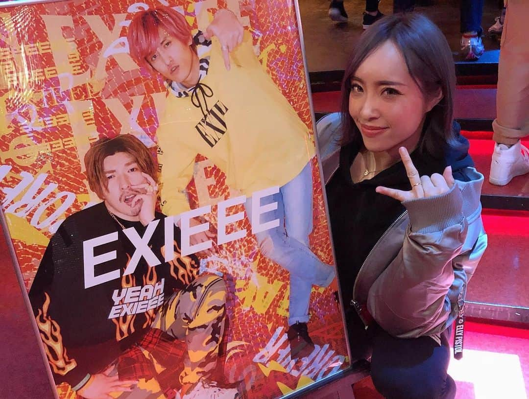 渋谷美穂さんのインスタグラム写真 - (渋谷美穂Instagram)「EXITがプロデュースする﻿ EXIEEEの展示会へ🤟🏾﻿ ﻿ EXITのりんたろーこと、中島さん😂﻿ 中島さんは、私が5年ほど前にトレーナー🏋🏾‍♂️をしていた頃、ジムの会員さんとして通ってくださいました🤣🤣 ﻿ とっても真面目に通ってくださっていたので なんと驚異の⚠️-20キロの減量⚠️﻿ に成功してました😂‼️✨﻿ レッスン中汗だくでスクワットしてたな〜😁⚡️ ﻿ しっかりリバウンドしてたけどw﻿ まさかこのような形でまた再開できるとは☺️🔥﻿ 本当に嬉しいです😆🌈✨﻿ ﻿ 展示会のお声をかけてくださって大変光栄でした！﻿ これからも中島さん、かねちさんのご活躍を心から応援しています☺️☺️💕✨﻿ ﻿ ﻿ ﻿ #FIREGYM﻿ #ファイヤージム ﻿ #それいけミホフィットネス﻿ #YouTube﻿ #ユーチューバー﻿ #スポーツモデル#トレーニング #フィットネス#筋肉#筋トレ#筋トレ女子#腹筋#腹筋女子#ボディメイク#ダイエット#減量#ワークアウト#シックスパック#コンテスト#ポージング#スポーツモデル﻿ #fitness#workout#diet#bodymake#sixpack#training#abs」2月18日 20時25分 - miho_fitness