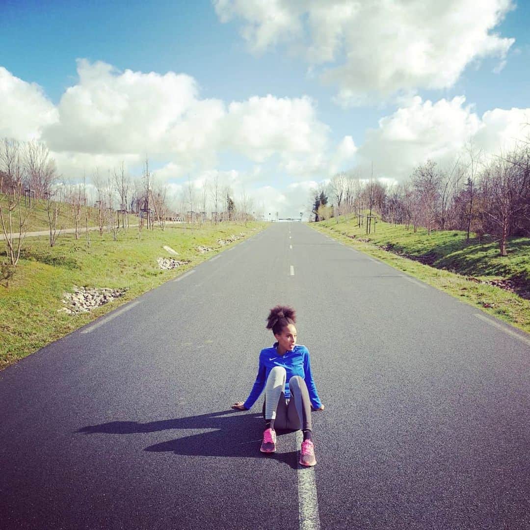 Elea Mariama DIARRAのインスタグラム：「Le chemin est encore long 🐜🐜 . . . Photographe : Dudu」