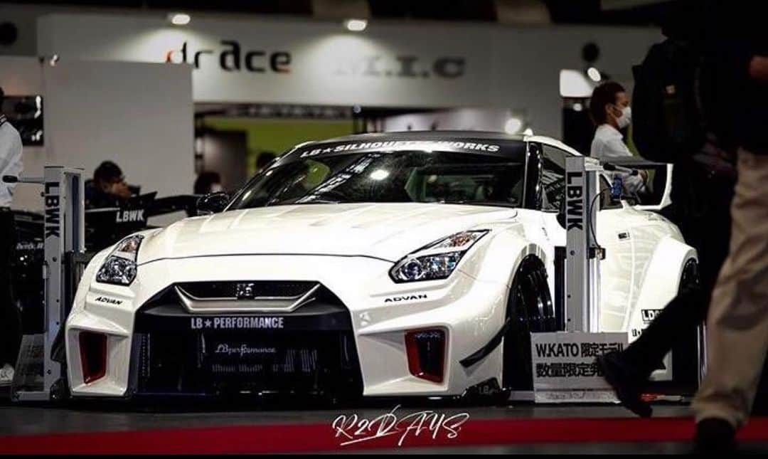 のインスタグラム：「Libertywalk自由に歩く！！！ LB★シルエットWORKS GTR R35🙂  大阪メッセZERO LIFT🙂 @zerolift_japan @libertywalkkato@nissan #libertywalk#リバティーウォーク#libertywalkkato#nissan#lbシルエットworks#zerolift#大阪メッセ#lbnation#goodwoodfos#fiexhaust #airrexsuspension #東京オートサロン#pic#japan#nissangtr#bride #yokohamatire#drift#stance#ltmw#lubertywalkeu」
