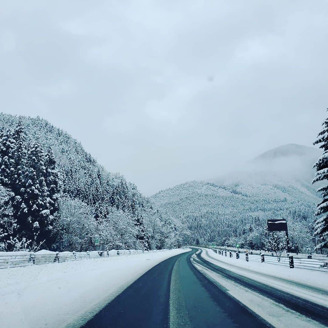 加藤ツバキさんのインスタグラム写真 - (加藤ツバキInstagram)「#冬道 #白い山 #だれもいない」2月18日 20時36分 - katotsuba_desu