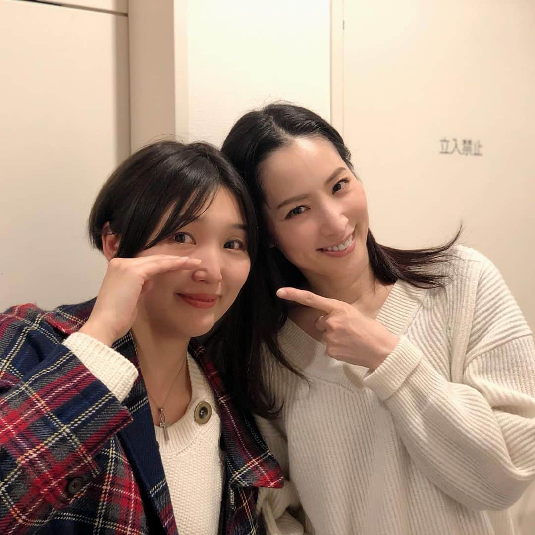 真飛聖さんのインスタグラム写真 - (真飛聖Instagram)「お客様〜✨ 宝塚時代 お手伝いをしてくれていた 大切な下級生 ぴーちゃん。 何故か あたしを見ると泣き出す（笑） 面白いので、泣きショットを〜 ほんとに 心の綺麗な 素敵な女性なのです。 退団しても こうして会いに来てくれて ほんとに嬉しかったよ〜  #グッドバイ #シアタークリエ #鳳真由 さん #真飛聖」2月18日 20時28分 - sei_matobu