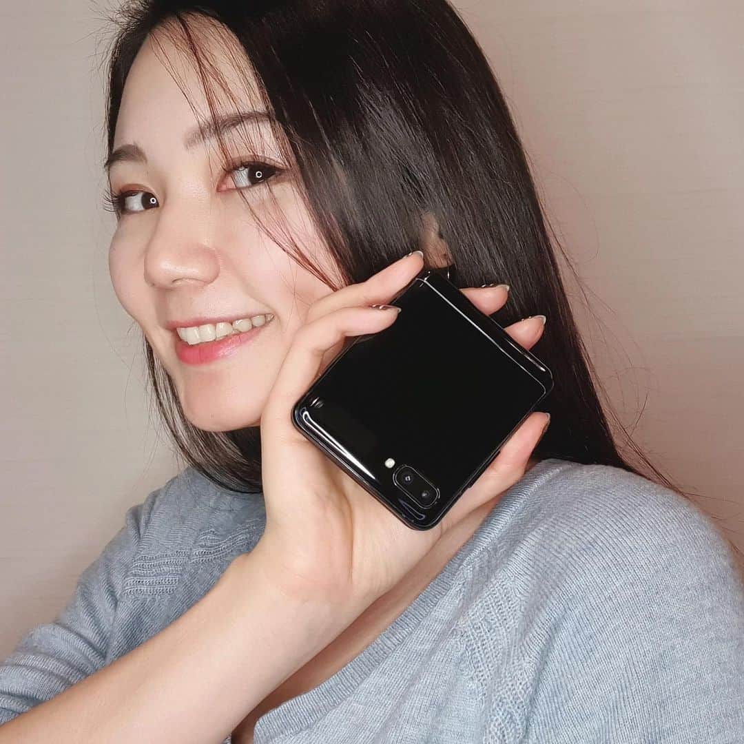 Ayanoのインスタグラム：「もちろんMirror Purple推しだけど、Mirror Blackもシックで高級感があってCHANELのアイシャドウパレットみある🖤✨（持ってないけど😂笑）  #GalaxyZflip #Samsung」