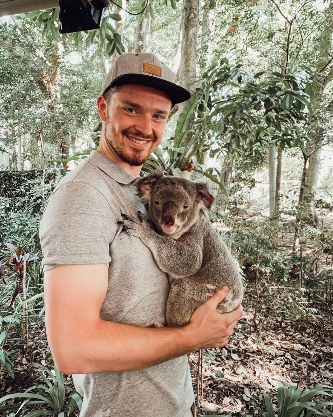 エバンズマラカイ(マラチ)さんのインスタグラム写真 - (エバンズマラカイ(マラチ)Instagram)「Lone Pine Koala Sanctuaryにて。 観光客風の写真を撮りたくて、コアラ抱っこした。人生初コアラ抱っこ。 . . #外人 #道産子 #コアラ #おじいちゃんと共に #koala #lonepine #travel #instatravel」2月18日 20時33分 - bigmalachi