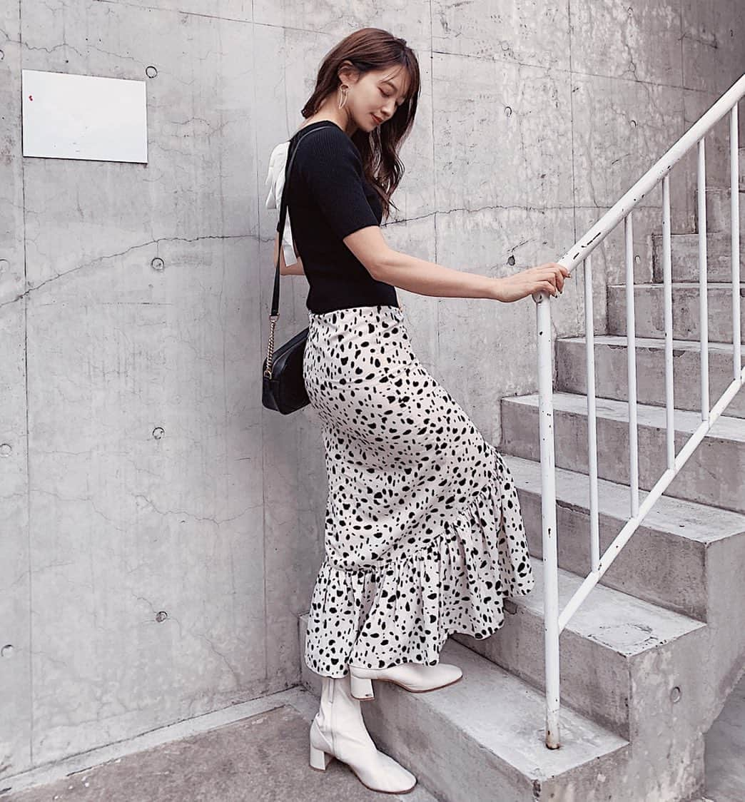 唯可（yuika）さんのインスタグラム写真 - (唯可（yuika）Instagram)「白黒コーデ好き🥺🖤﻿ ﻿ ﻿ tops @chicwish.japan ﻿ skirt @duras_official ﻿ boots @zara ﻿ bag @gucci ﻿ ﻿ ﻿ デュラスのスカートのひらひらが可愛くてお気に入り🖤﻿ しかもスリットも入っててとっても歩きやすい﻿ ﻿ #duras#skirt#ootd#todayscode﻿ #デュラス#ザラ#ワントーンコーデ#白黒コーデ#高身長女子#長身コーデ #長身女子#プチプラ#アラサー#アラサーコーデ#お出かけ#グッチ#今日のコーデ#ファッション#ヘアメイク」2月18日 20時33分 - yu.i.k.a