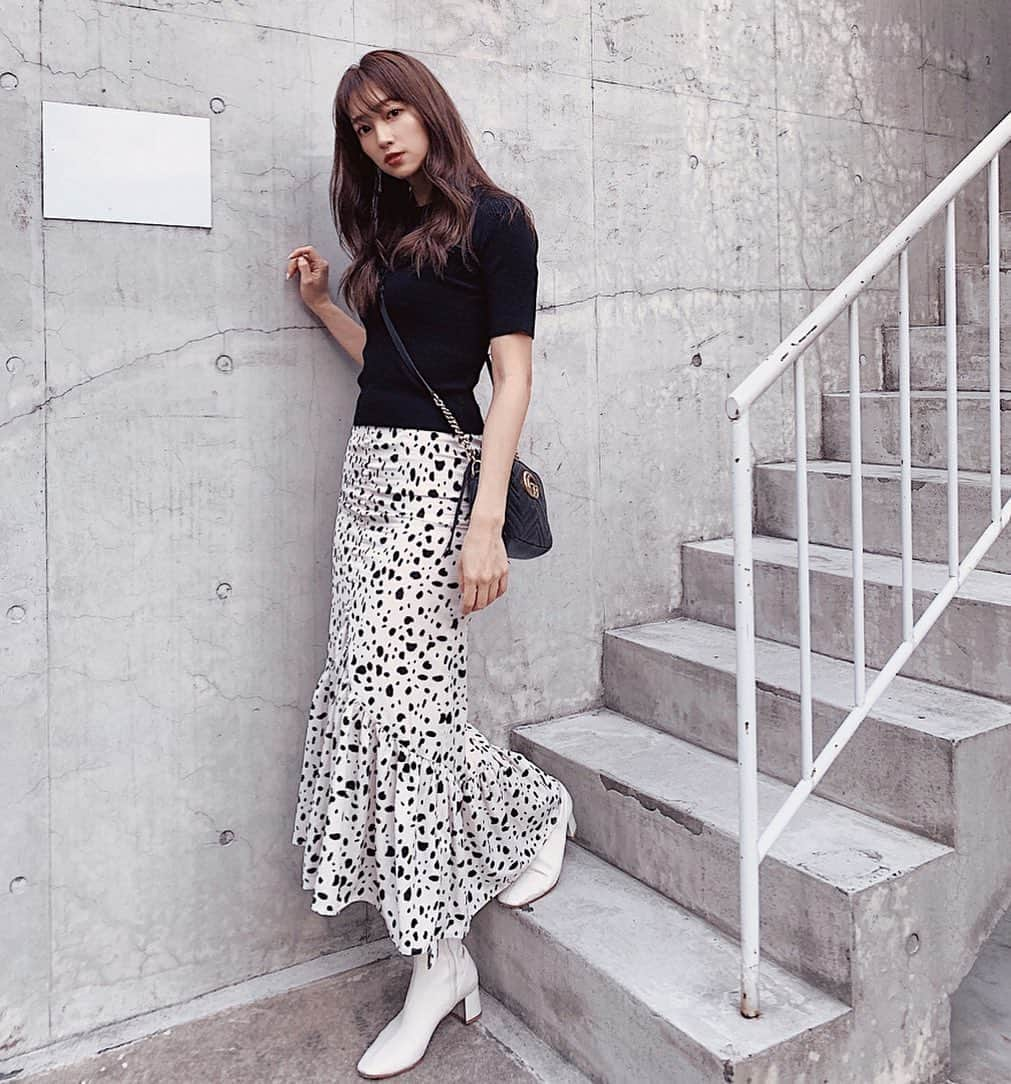 唯可（yuika）さんのインスタグラム写真 - (唯可（yuika）Instagram)「白黒コーデ好き🥺🖤﻿ ﻿ ﻿ tops @chicwish.japan ﻿ skirt @duras_official ﻿ boots @zara ﻿ bag @gucci ﻿ ﻿ ﻿ デュラスのスカートのひらひらが可愛くてお気に入り🖤﻿ しかもスリットも入っててとっても歩きやすい﻿ ﻿ #duras#skirt#ootd#todayscode﻿ #デュラス#ザラ#ワントーンコーデ#白黒コーデ#高身長女子#長身コーデ #長身女子#プチプラ#アラサー#アラサーコーデ#お出かけ#グッチ#今日のコーデ#ファッション#ヘアメイク」2月18日 20時33分 - yu.i.k.a