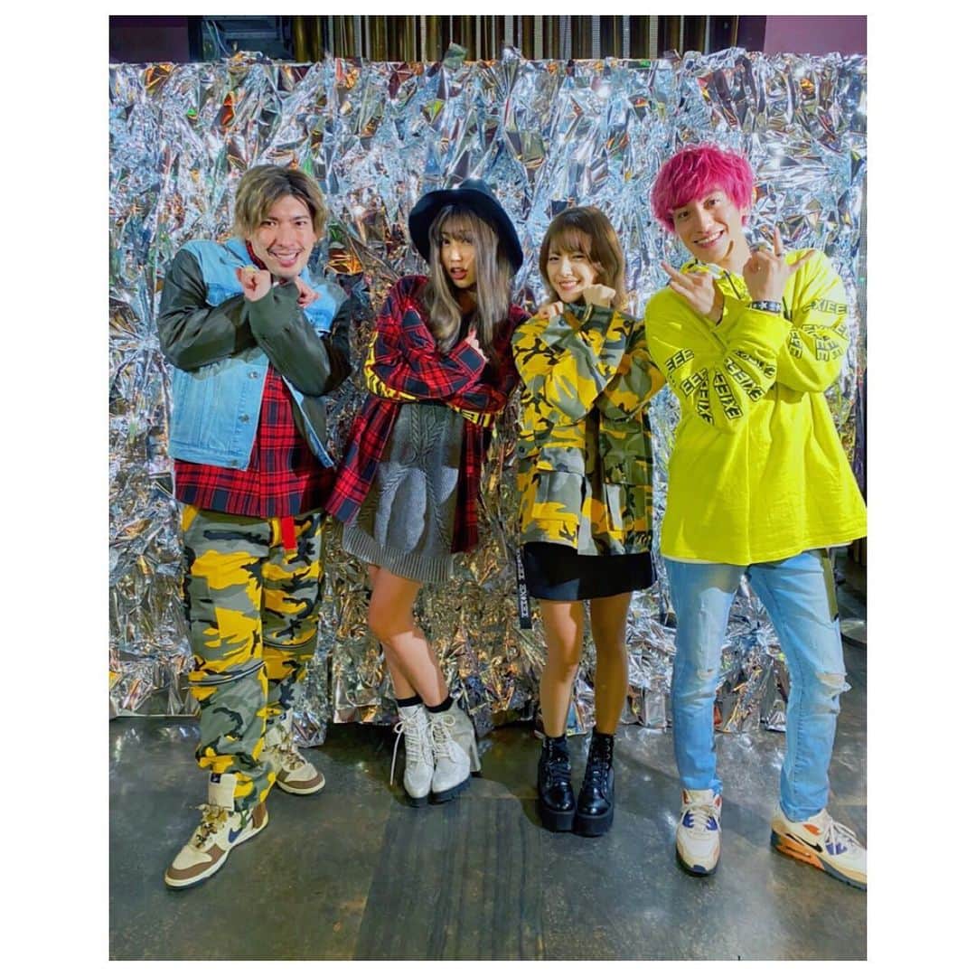 美沙玲奈のインスタグラム：「EXITさんがプロデュースする、 アパレルブランド→ @exieee_official 👏 @abemiho0110 姉さんと展示会へ！ 会場もキラキラパリピってて凄かったです！ 派手可愛いお洋服を頼んできました🙌💕 届くのが楽しみだし着るのも楽しみ…🌹✨ #exit #exieee #apparel」