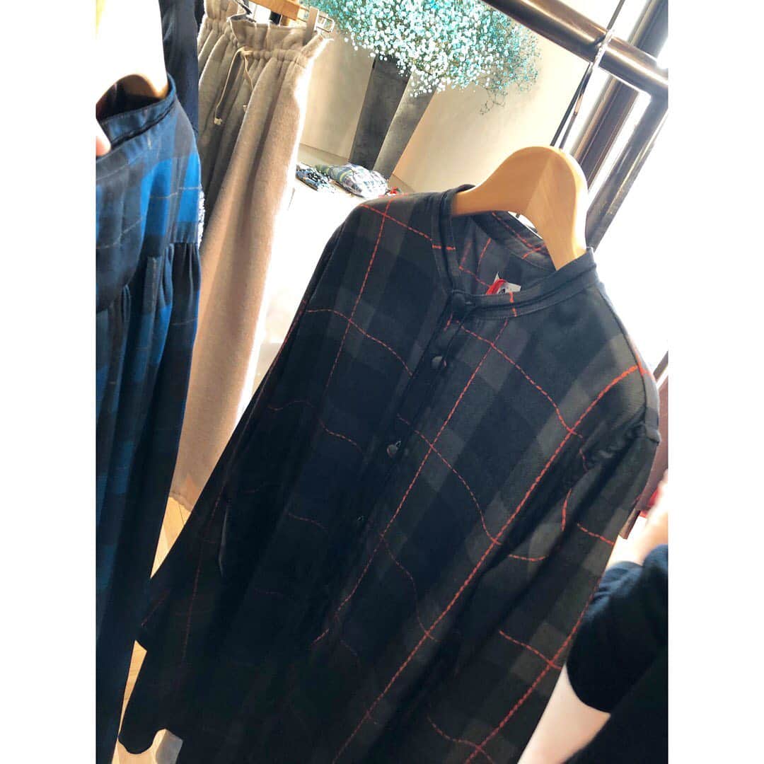 のインスタグラム：「【YuumiARIA】さんの展示会に行ってきました😏✨ . 早い！もう2020AW！！！ . 触り心地もよくて、大好きなチェックのシャツをオーダーしました🧡 届くの楽しみ〜 . . 8月かぁ！だいぶ先だけどすぐ来ちゃうんだろうな…笑 . . 今季もとっても可愛かった😭 . . #展示会へ#yuumiaria#2020AW#かわいすぎる#チェックシャツ#文豪シャツ#真下玲奈#展示会レポ #もうawですね #他の色も可愛かった#表参道#てんじかい」