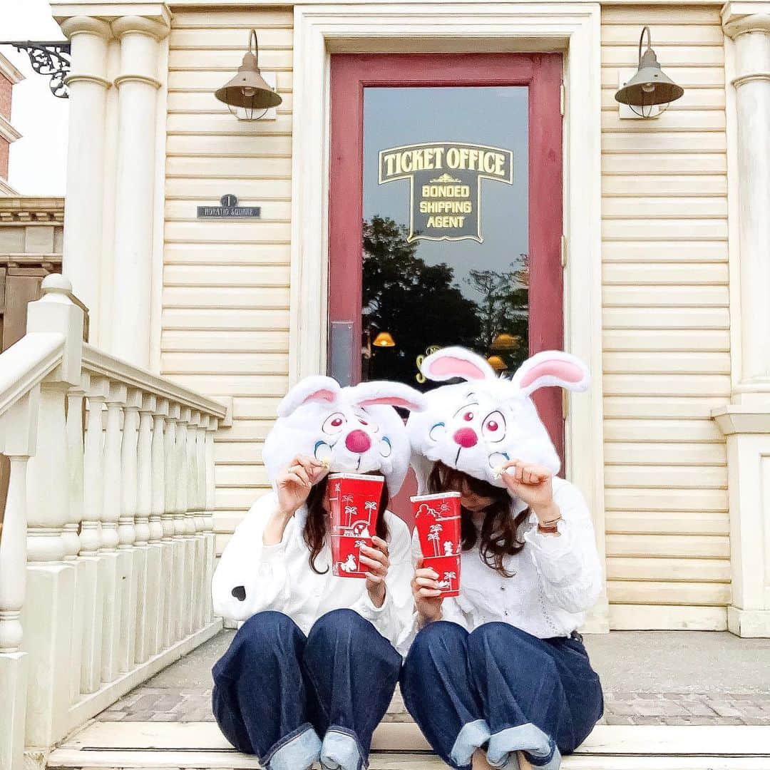 のインスタグラム：「ㅤ ㅤ かなずん双子ディズニー🐇🍒 ㅤ ㅤ ㅤㅤㅤㅤㅤㅤㅤㅤㅤㅤㅤㅤㅤ  去年の夏振りの2人でイン👯‍♀️💓 ㅤ 白ブラウスとお揃いのGパンで 合わせたよ👖 これには写ってないけど 靴もお揃いだった🙌🏻❣️ ㅤ ちなみにこのブラウスは まなに借りたんだぁ優しい🥺💓 ㅤ ㅤ ㅤㅤㅤㅤ すっごい楽しかったなぁ〜🥰 ㅤ ㅤ ㅤ ㅤ ㅤ ㅤ ㅤㅤ #かなずん #kana_disney ㅤㅤ ㅤㅤ #東京ディズニーシー #ディズニーシー #東京ディズニーリゾート #アメリカンウォーターフロント #白うさぎ #ファンキャップ #双子コーデ #ディズニーコーデ #tokyodisneysea #tds #tokyodisneyresort #tdr #disneycode」