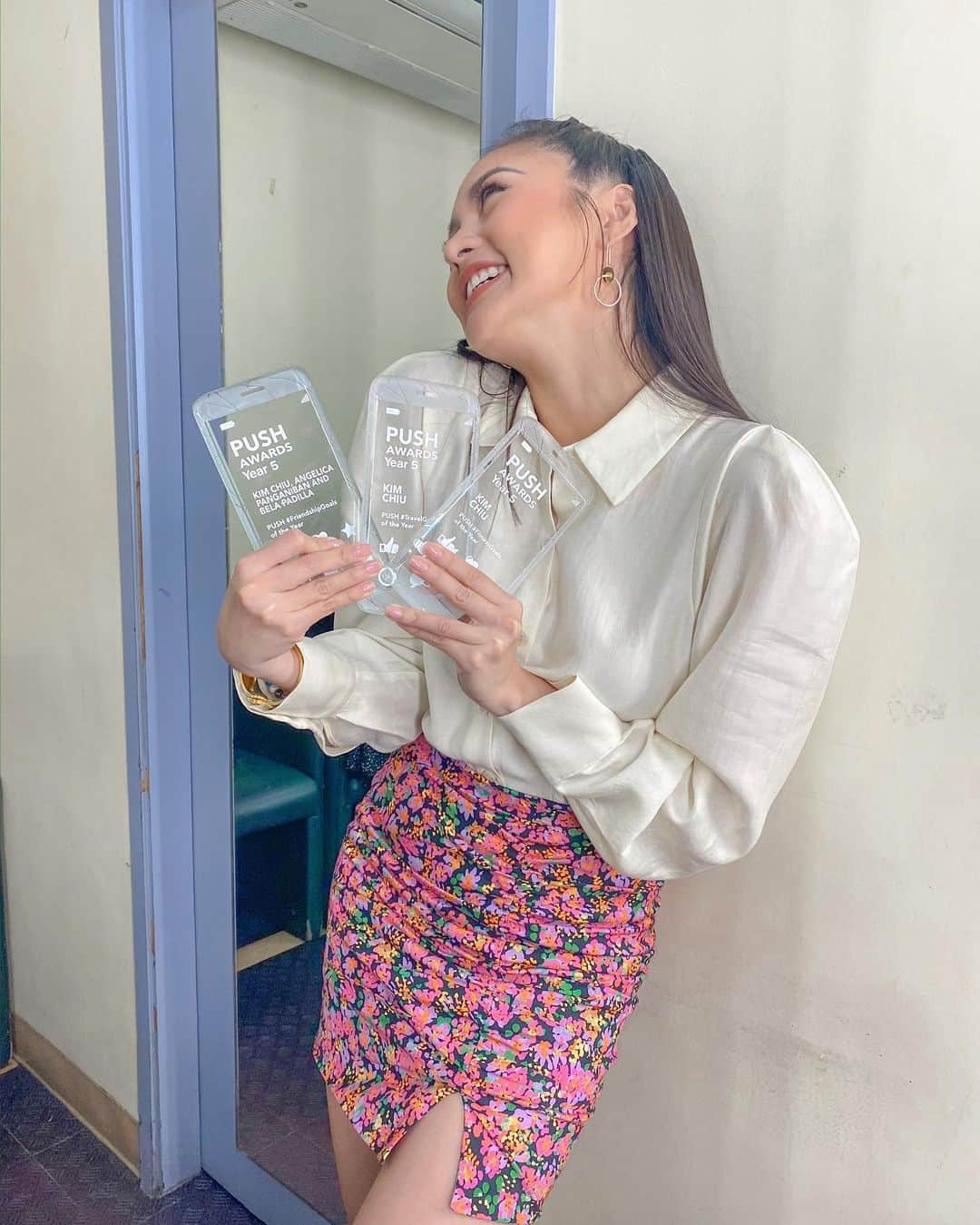 Kim Chiuさんのインスタグラム写真 - (Kim ChiuInstagram)「Got my #PUSHawards babies new addition to the family!💗🙏🏻💗 hindi ko makukuha ko kung hindi dahil sa inyo! thank you po sa lahat ng bumoto and patuloy na sumusuporta and naniniwala! Salamat sa effort ninyo through the years. Ibang klase kayo❤️ I feel sooo lucky to have you all by my side!!! thank you so soooo much!!!😘 . . And sa #AngBeKi miss ko na kayo mga momsie!!! @bela @iamangelicap 😅 nanalo ulit tayo!!! Magkita na tayo!!!! Para hati hatiin natin tong award (babasagin siya kaya pede natin pag hatian) hihihi✌🏻 MARAMING SALAMAT #PushAwards 💋」2月18日 20時47分 - chinitaprincess