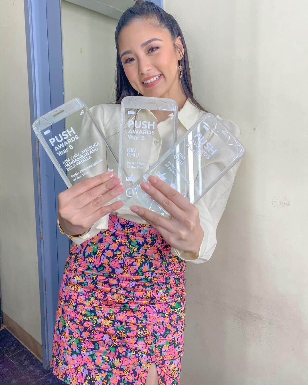 Kim Chiuさんのインスタグラム写真 - (Kim ChiuInstagram)「Got my #PUSHawards babies new addition to the family!💗🙏🏻💗 hindi ko makukuha ko kung hindi dahil sa inyo! thank you po sa lahat ng bumoto and patuloy na sumusuporta and naniniwala! Salamat sa effort ninyo through the years. Ibang klase kayo❤️ I feel sooo lucky to have you all by my side!!! thank you so soooo much!!!😘 . . And sa #AngBeKi miss ko na kayo mga momsie!!! @bela @iamangelicap 😅 nanalo ulit tayo!!! Magkita na tayo!!!! Para hati hatiin natin tong award (babasagin siya kaya pede natin pag hatian) hihihi✌🏻 MARAMING SALAMAT #PushAwards 💋」2月18日 20時47分 - chinitaprincess