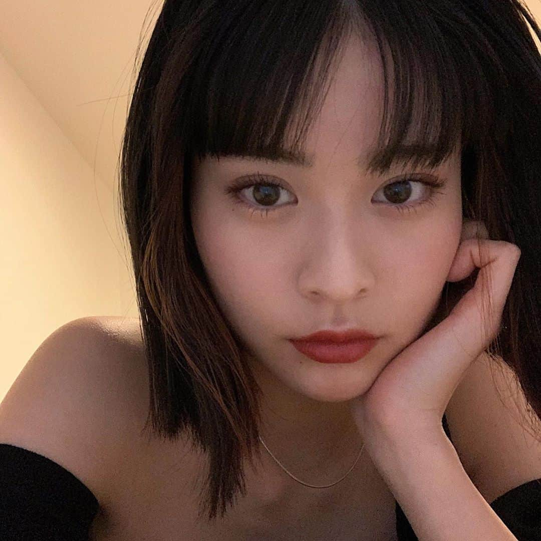 横田ひかるさんのインスタグラム写真 - (横田ひかるInstagram)「🐱 おすすめリップを更新!  2.3枚目の左から @yslbeauty  ルージュヴォリュプテシャインNo.83 @chanel.beauty  ルージュアリュール607 @givenchybeauty  ルージュジバンシイ333 @laboucherougeparis  ラブーシュルージュサテンWR06 @cherize_cosmetics  Cheスタンダードリップスティック ＃ブリックレッド02 @shuuemura  ルージュアンリミテッドアンプリファイド A BG 976  最近は赤にベージュが入っているようなヌーディー系の赤リップを付けて唇がぷっくり見えるようにしてます。重ね付けでグリッター入りの赤リップをつけて艶を出したり!(左の２つ)  日々色々試して楽しんでおります。 是非参考になれば嬉しいです~」2月18日 20時48分 - _rncn950805