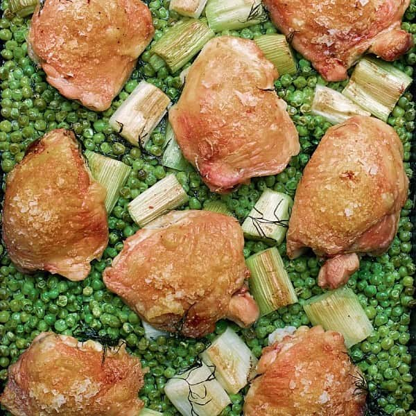 ナイジェラ・ローソンさんのインスタグラム写真 - (ナイジェラ・ローソンInstagram)「Chicken and Pea Traybake - another favourite of mine for which I have @themagicbayleaf to thank - is #RecipeOfTheDay. And yes, it does involve putting frozen peas directly in the oven (in a baking tin, obvs). And to get the recipe, click on link in bio.  To clarify, proceed as follows: tap on my name, which will take you to a page that has a link on it that says www.nigella.com/instagram. When you click on this link, it will take you to a page of photographs: click on the picture of the recipe in question!  Photograph by Jonathan Lovekin  #atmytable」2月18日 20時54分 - nigellalawson