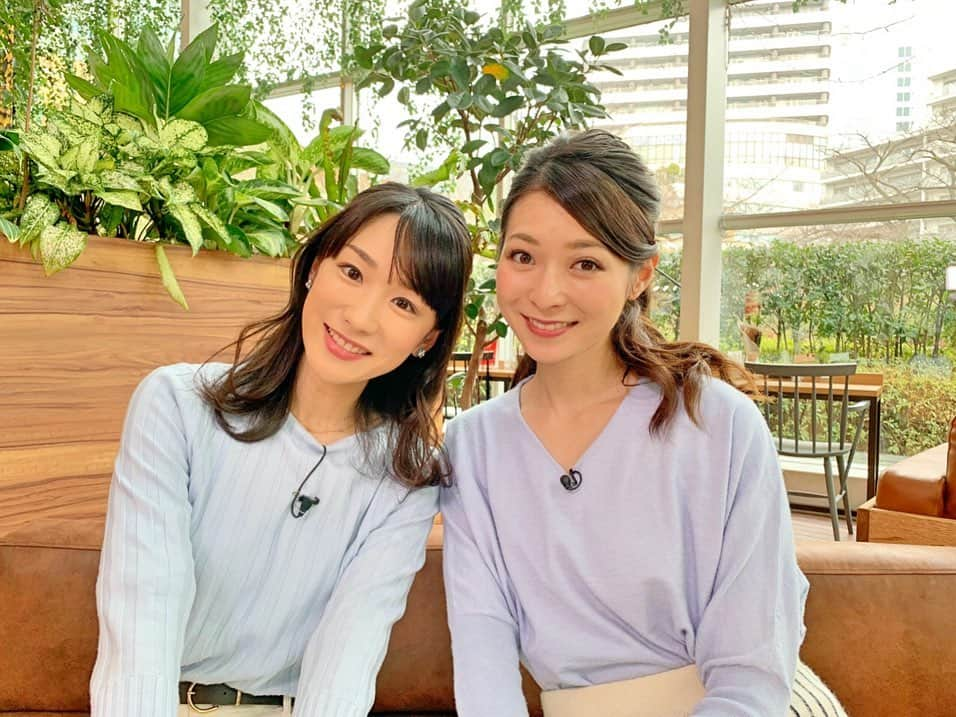 堂真理子さんのインスタグラム写真 - (堂真理子Instagram)「住田アナとPRロケをしました♫事前に相談をしていないのに、ブルーニット✖️白スカートと、衣装コーディネートが見事に一緒でした💕以心伝心です…😊 #ロケ　#撮影　#PR #衣装　#住田紗里アナ　#堂真理子　#テレビ朝日　#フリーアナウンサー」2月18日 20時51分 - mariko_do