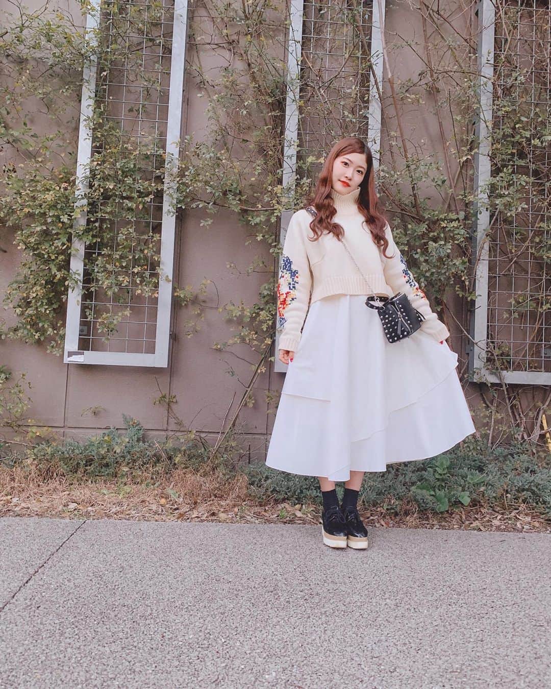 平田詩奈のインスタグラム：「﻿ 袖の刺繍がかわいいニットに﻿ シルエットがかわいい﻿ アシンメトリーフレアスカート❀✿❀﻿ ﻿ @n_with_official コーデ🧸💓﻿ ﻿ #しいなのワードローブ」